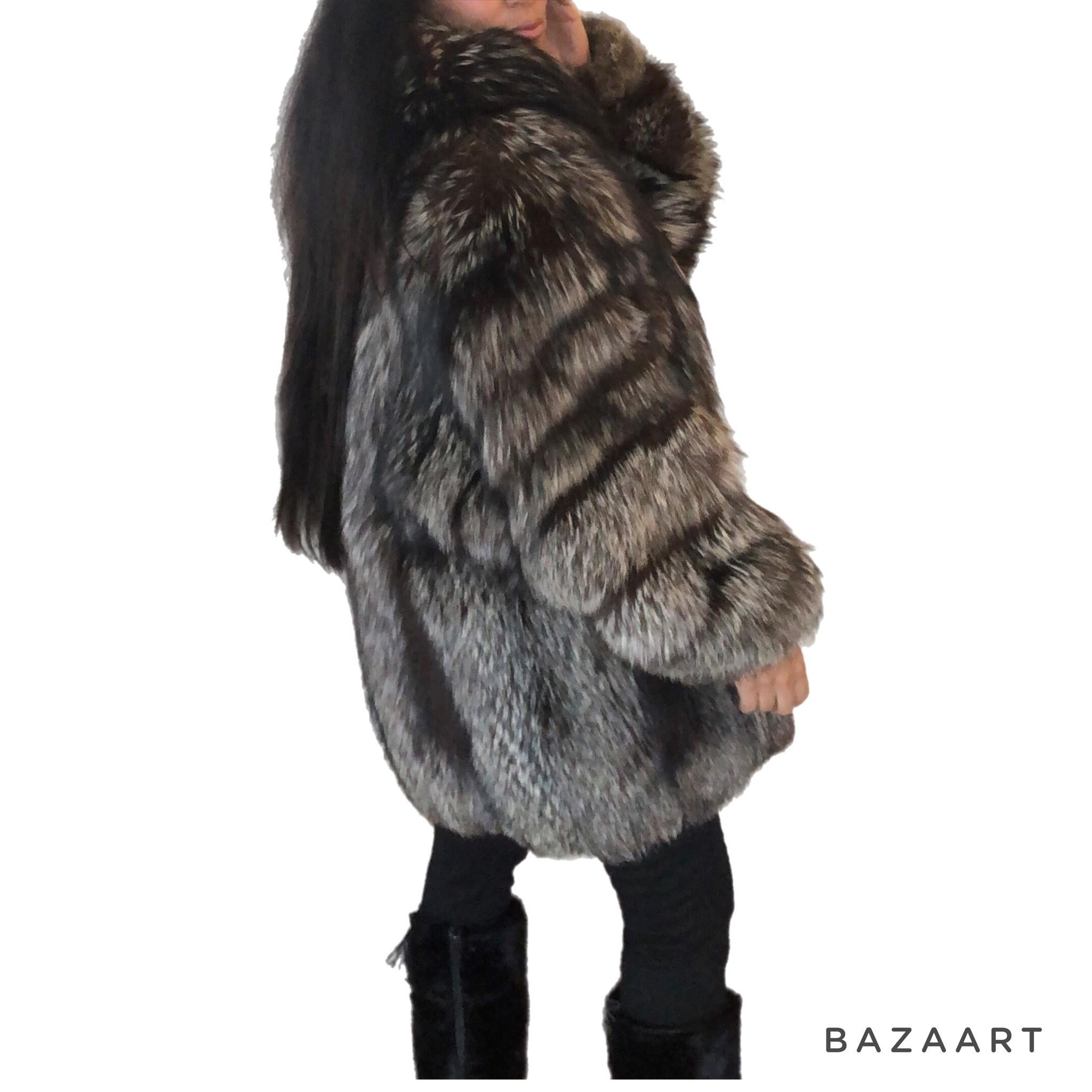 Holt Renfrew Dyed Silver Fox Fur Stroller Coat (Size 10-M) For Sale 2