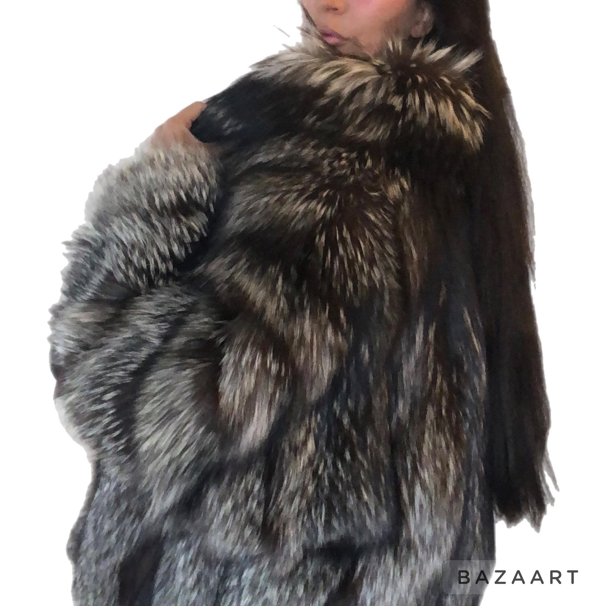 Manteau de poussette en fourrure de renard teintée Silver de Holt Renfrew (Taille 10-M) en vente 5