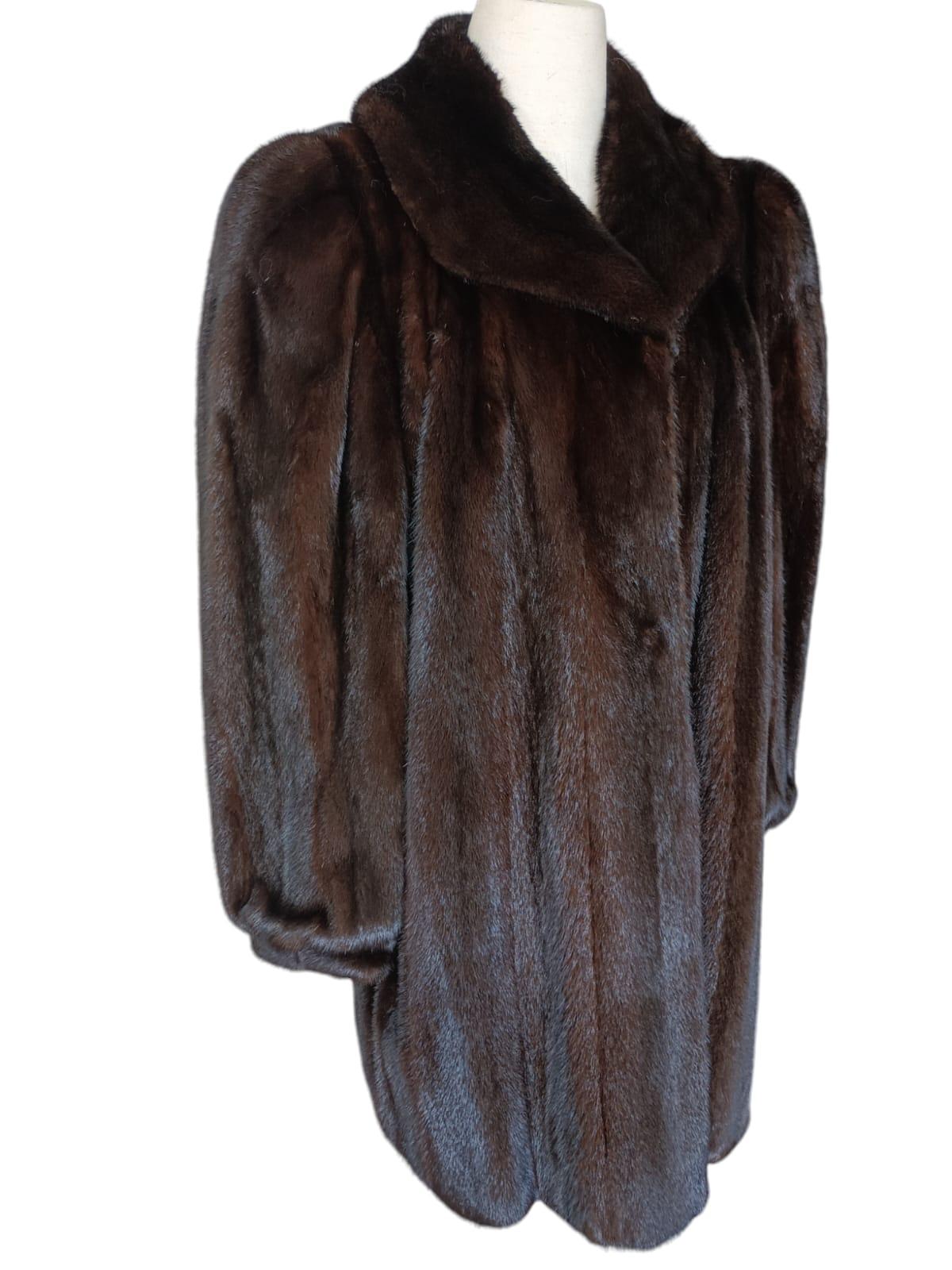 PRODUCT DESCRIPTION:

Holt Renfrew Mink Fur Coat (Size 14-L)

Condition: mint

Closure: Hooks & Eyes

Color: ranch

Material: Ranch Mink

Garment type: Stroller coat

Sleeves: Straight sleeves with bracelet cuffs

Pockets: Two side pockets

Collar: