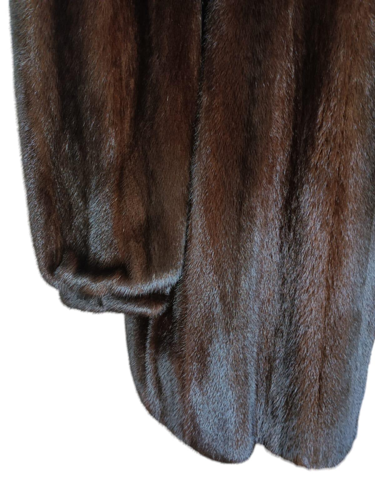 Holt Renfrew Mink Fur Coat (Size 14-L) In Excellent Condition For Sale In Montreal, Quebec