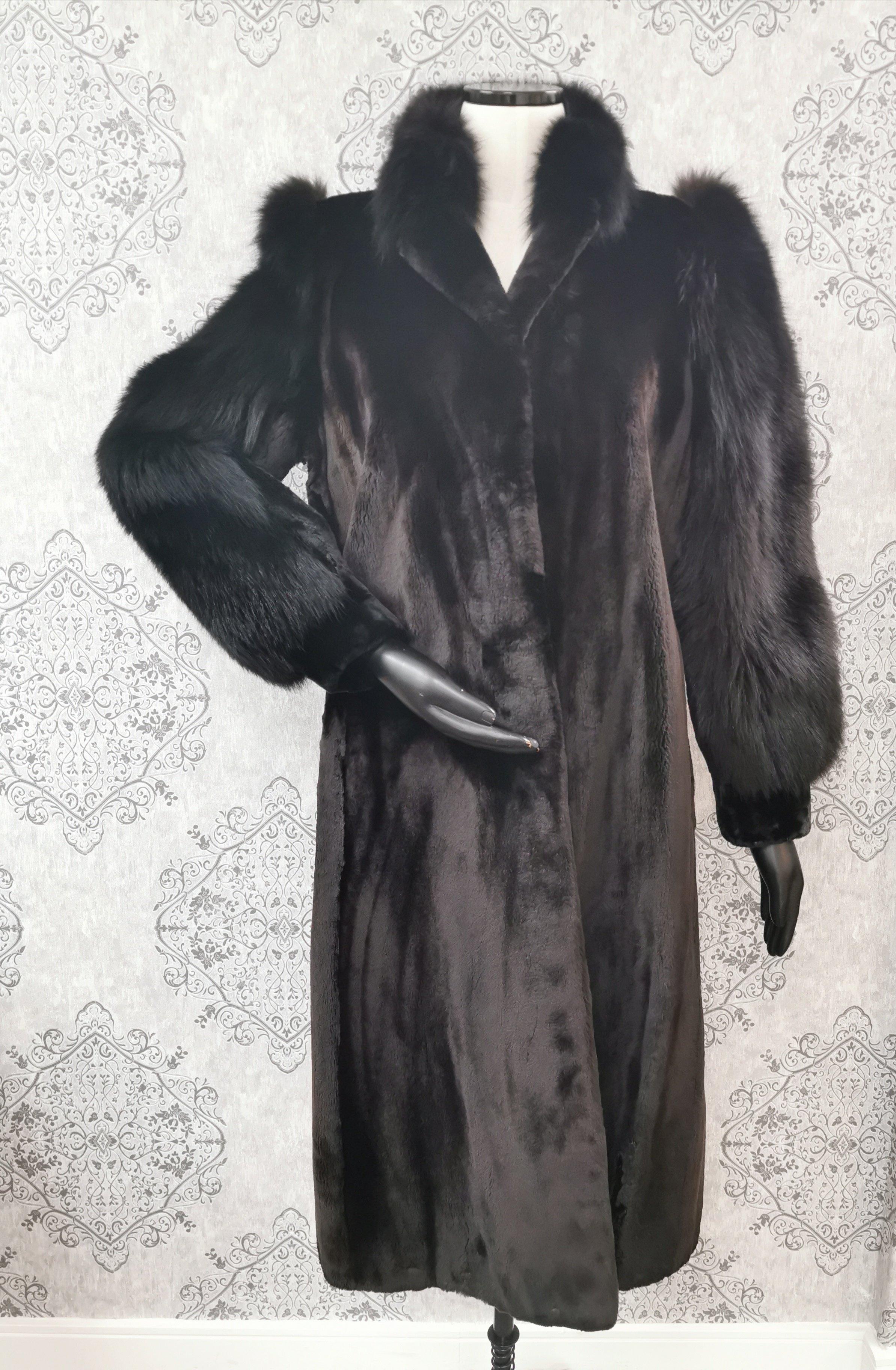 PRODUCT DESCRIPTION:

Pre-owned luxurious Holt Renfrew Alaskan Seal Fur Coat With Fox Fur Trim around the collar to hem and shoulders.

Condition: Pristine

Closure: Hooks & Eyes

Color: Black 

Material: Alaskan Seal and Fox
Garment type: 