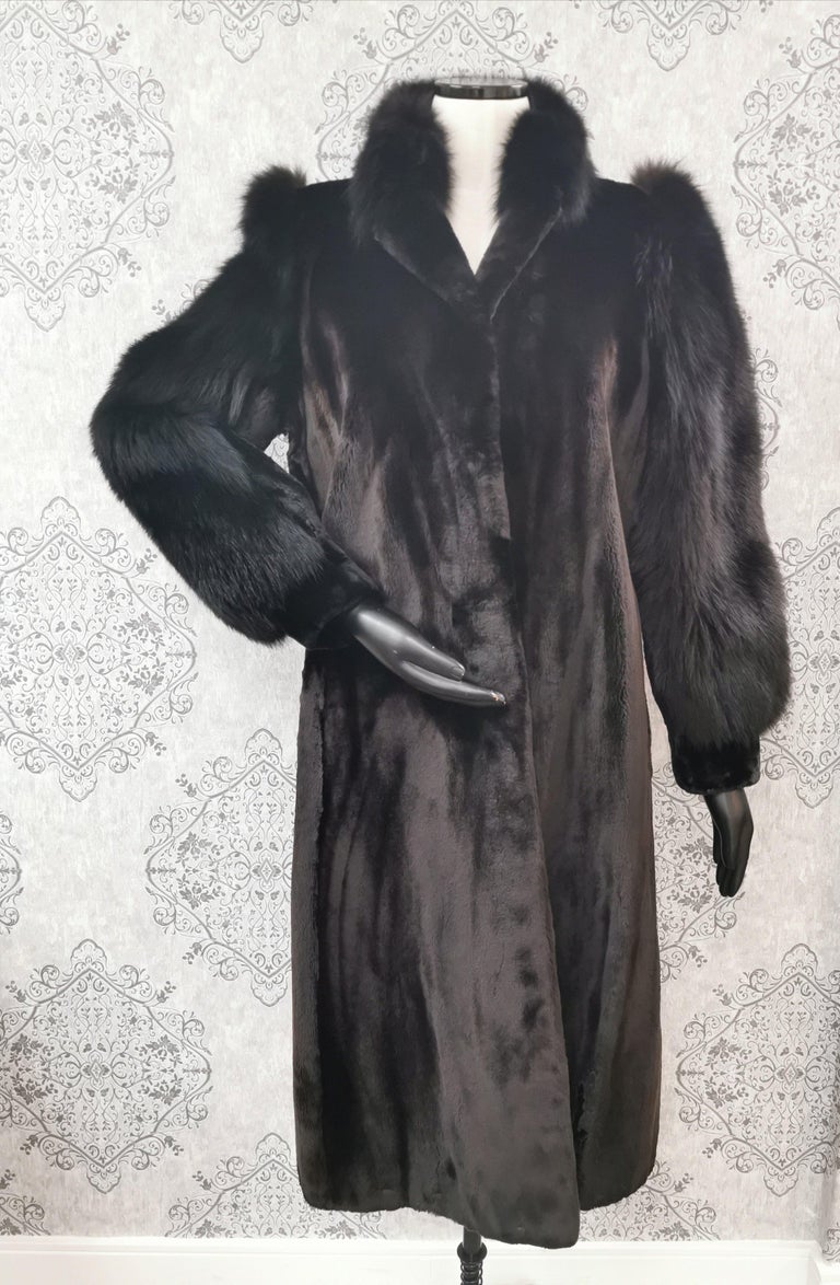 Holt Renfrew Alaskan seal fur coat with fox fur trim size 8 For Sale at