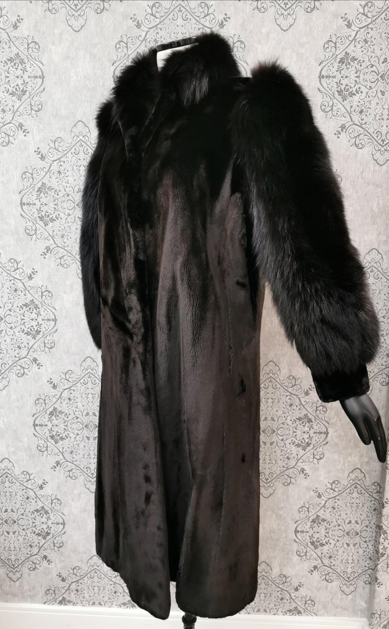 Holt Renfrew Alaskan seal fur coat with fox fur trim size 8 For Sale at ...