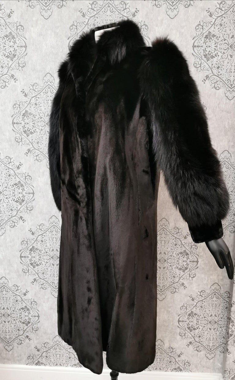 Holt Renfrew Alaskan seal fur coat with fox fur trim size 8 For Sale at