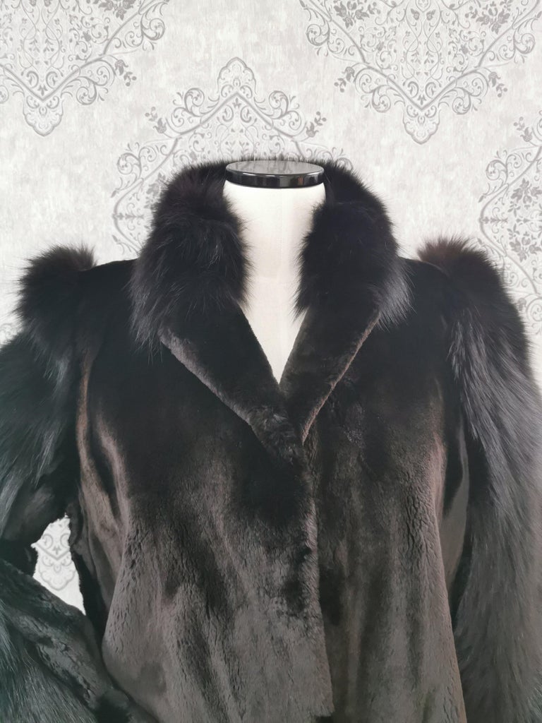 Holt Renfrew Alaskan seal fur coat with fox fur trim size 8 For Sale at