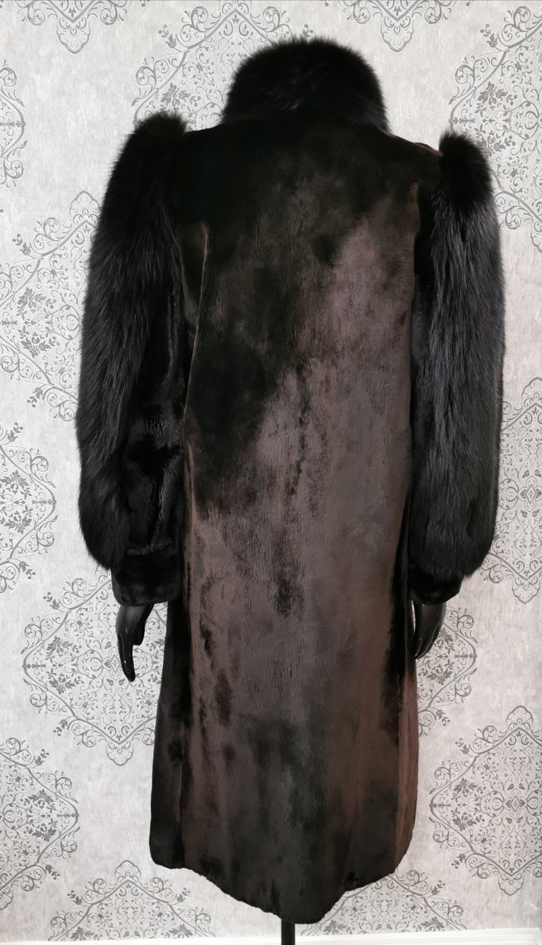 Holt Renfrew Alaskan seal fur coat with fox fur trim size 8 For Sale at
