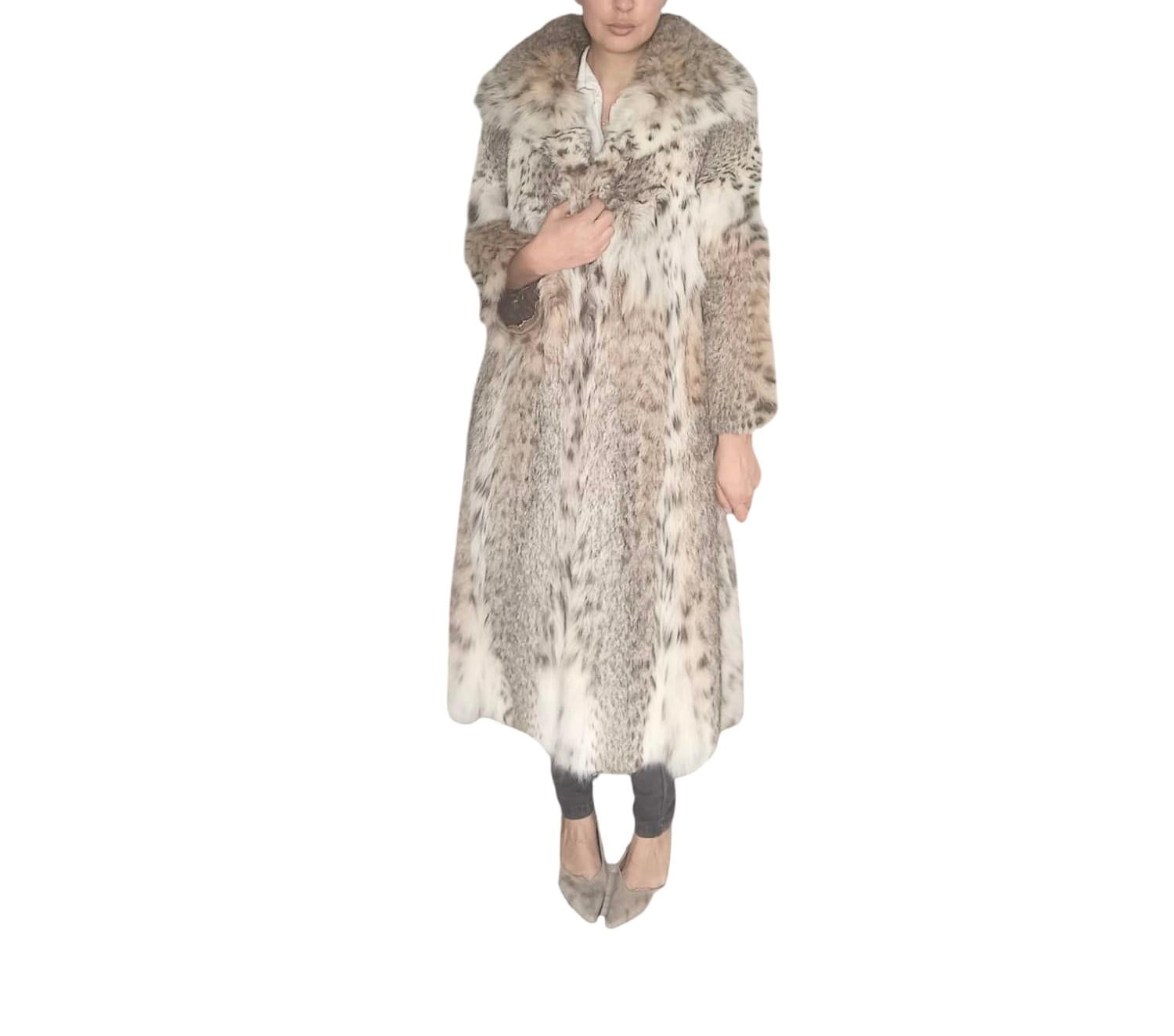 DESCRIZIONE : Cappotto vintage in pelliccia di lince Holt Renfrew taglia 6-8

Colletto sartoriale, maniche a campana, pelli morbide, bella pelliccia fresca, chiusure tedesche europee, tasche a fessura, pelli grandi e piene in condizioni pari al