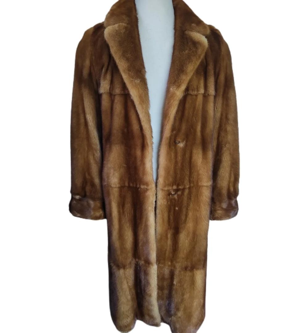 Holt Renfrew whiskey female mink Fur coat men's 44 silk  In Excellent Condition For Sale In Montreal, Quebec