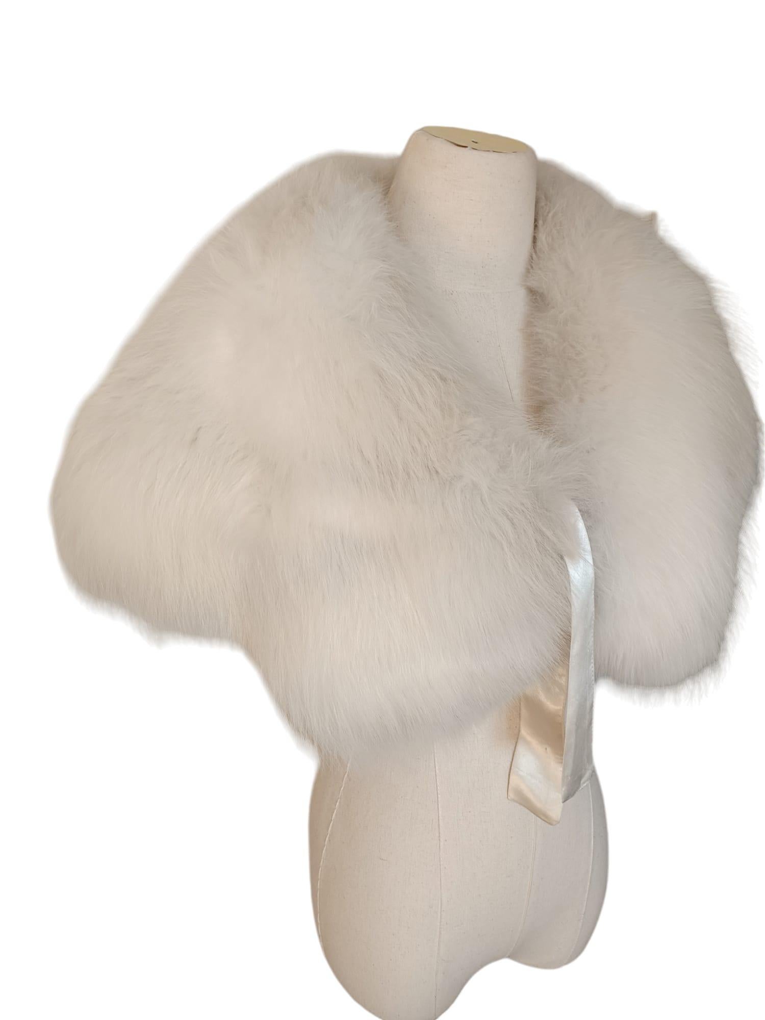 PRODUCT DESCRIPTION:

Holt Renfrew White Fox Fur Cape Shrug Stole Boa wedding

Condition: vintage some discolouration 

Closure: Hooks & Eyes

Color: white

Material: Fox fur

Garment type: Stole

Lining: Silk Satin

Made in
