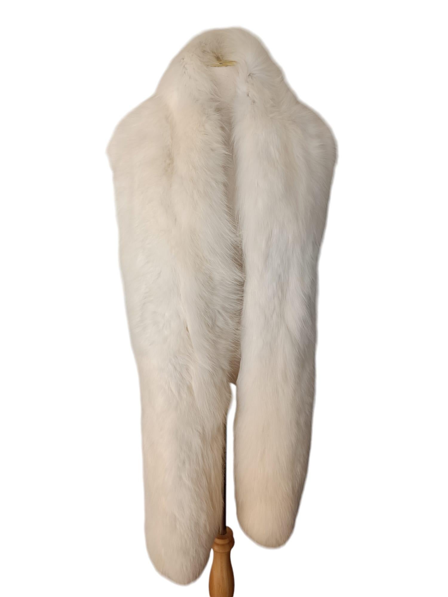 Holt Renfrew White Fox Fur Cape Shrug Stole Boa wedding In condizioni ottime in vendita a Montreal, Quebec
