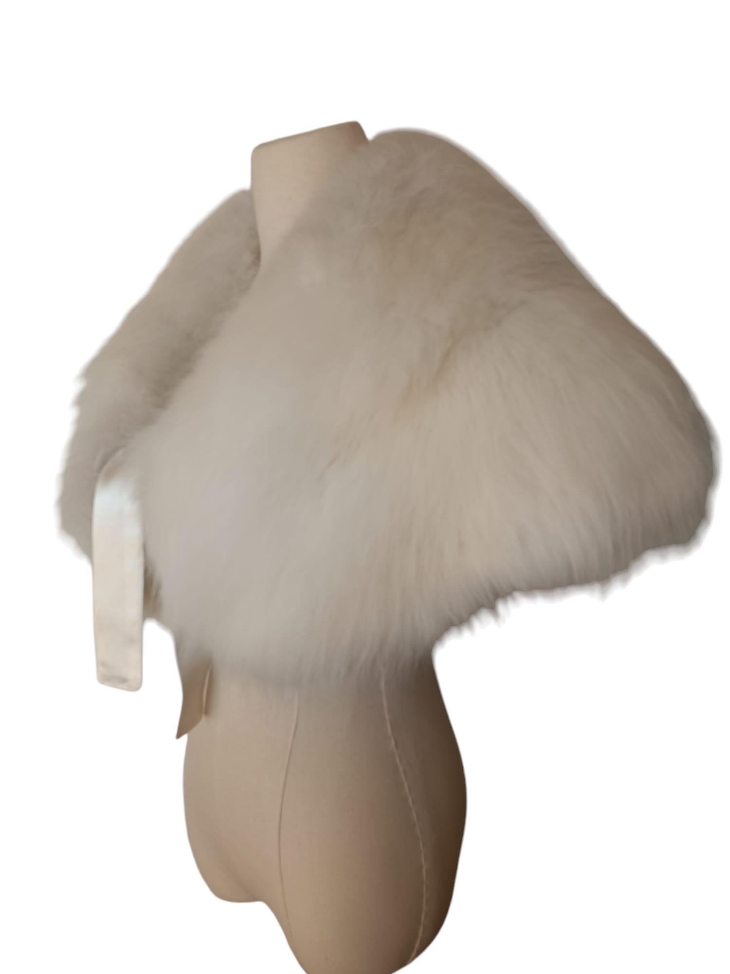 Holt Renfrew White Fox Fur Cape Shrug Stole Boa wedding In Excellent Condition For Sale In Montreal, Quebec