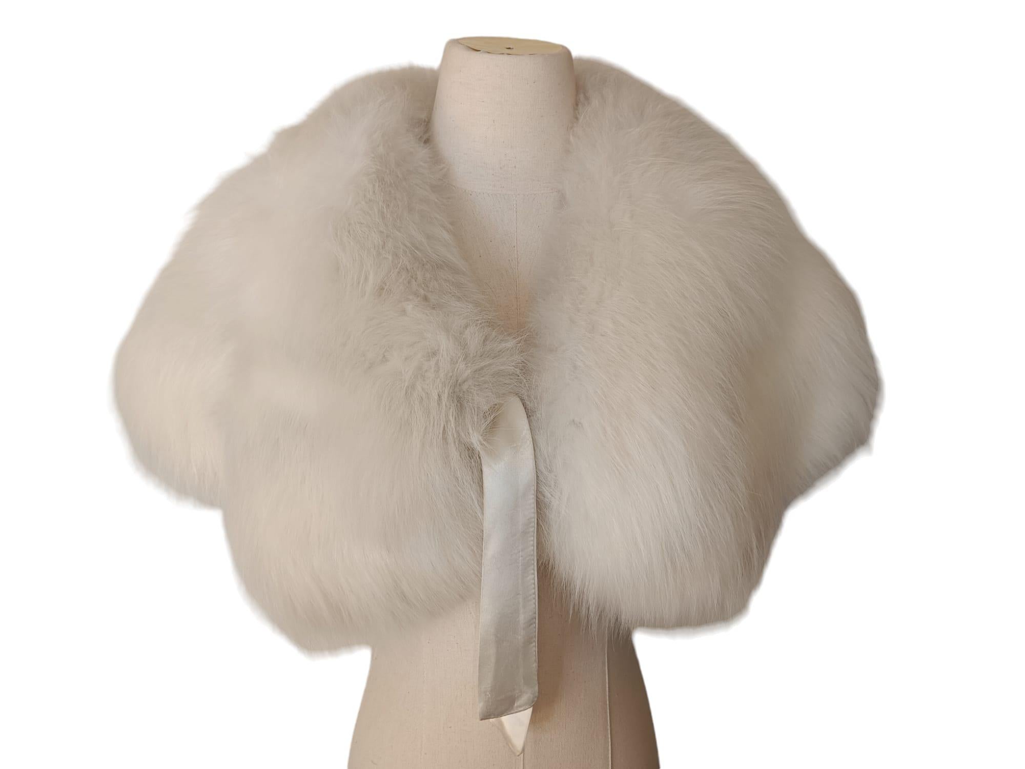 Holt Renfrew White Fox Fur Cape Shrug Stole Boa wedding For Sale 1