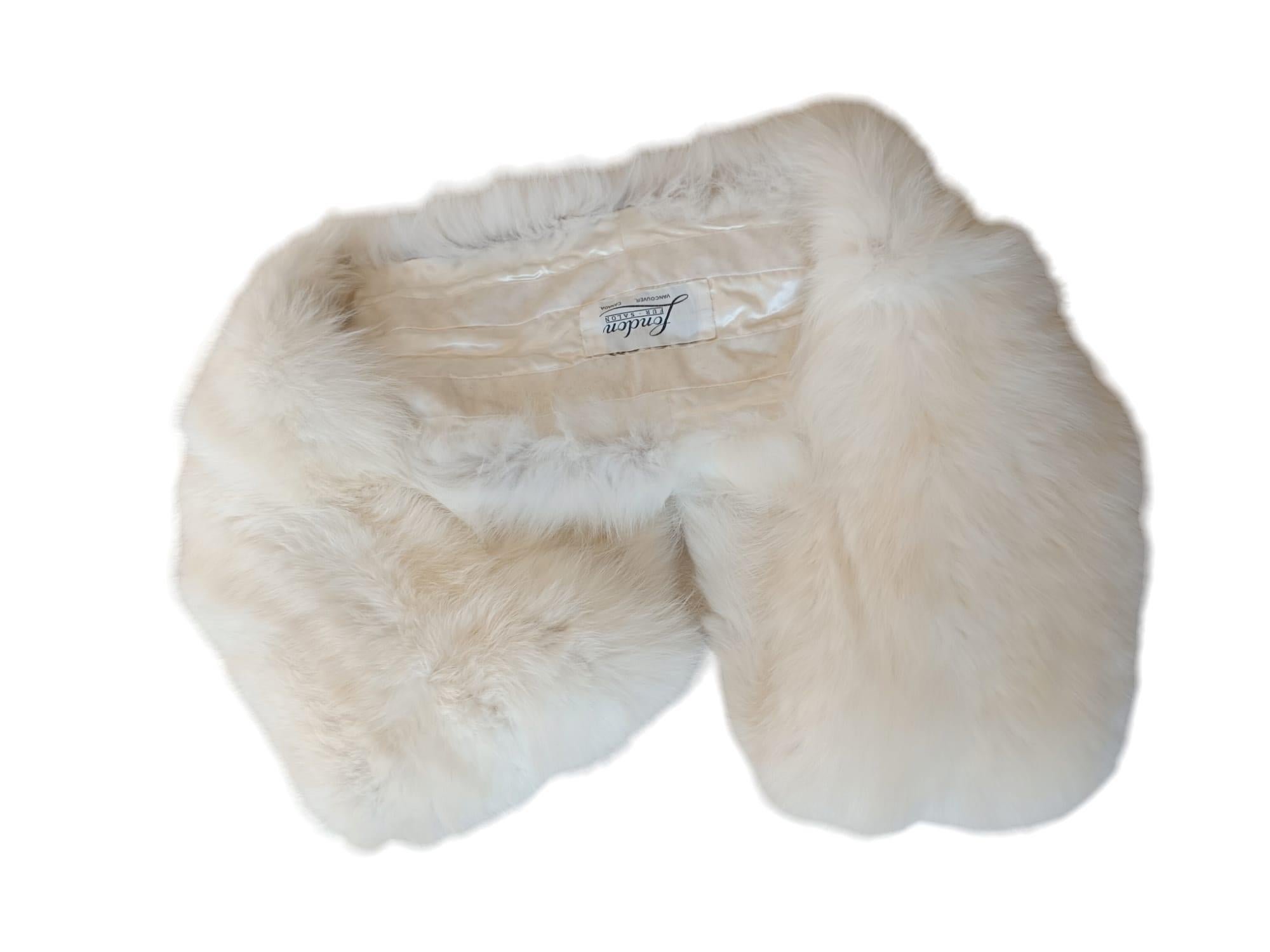 Holt Renfrew White Fox Fur Cape Shrug Stole Boa wedding in vendita 3