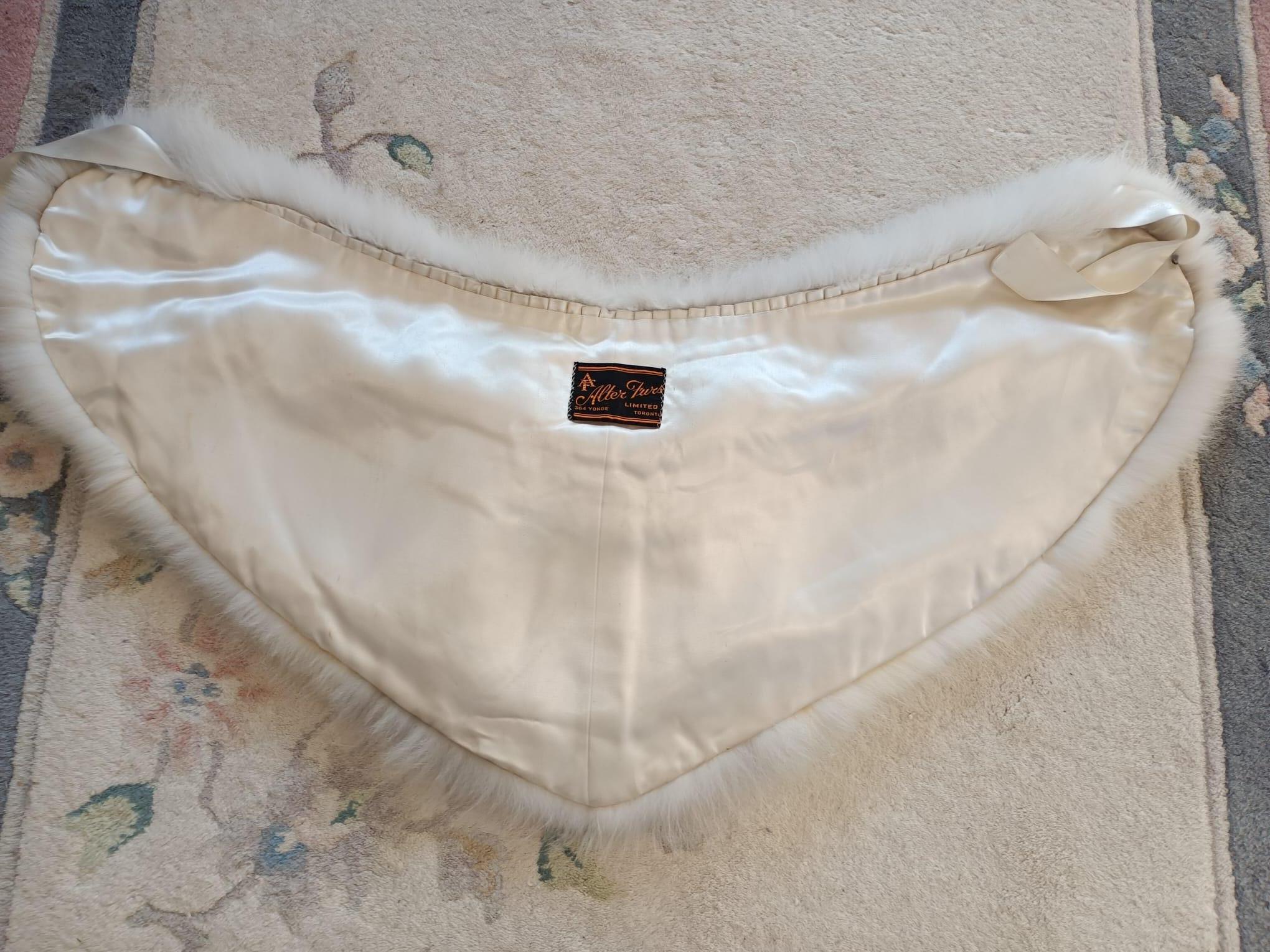 Holt Renfrew White Fox Fur Cape Shrug Stole Boa wedding For Sale 3