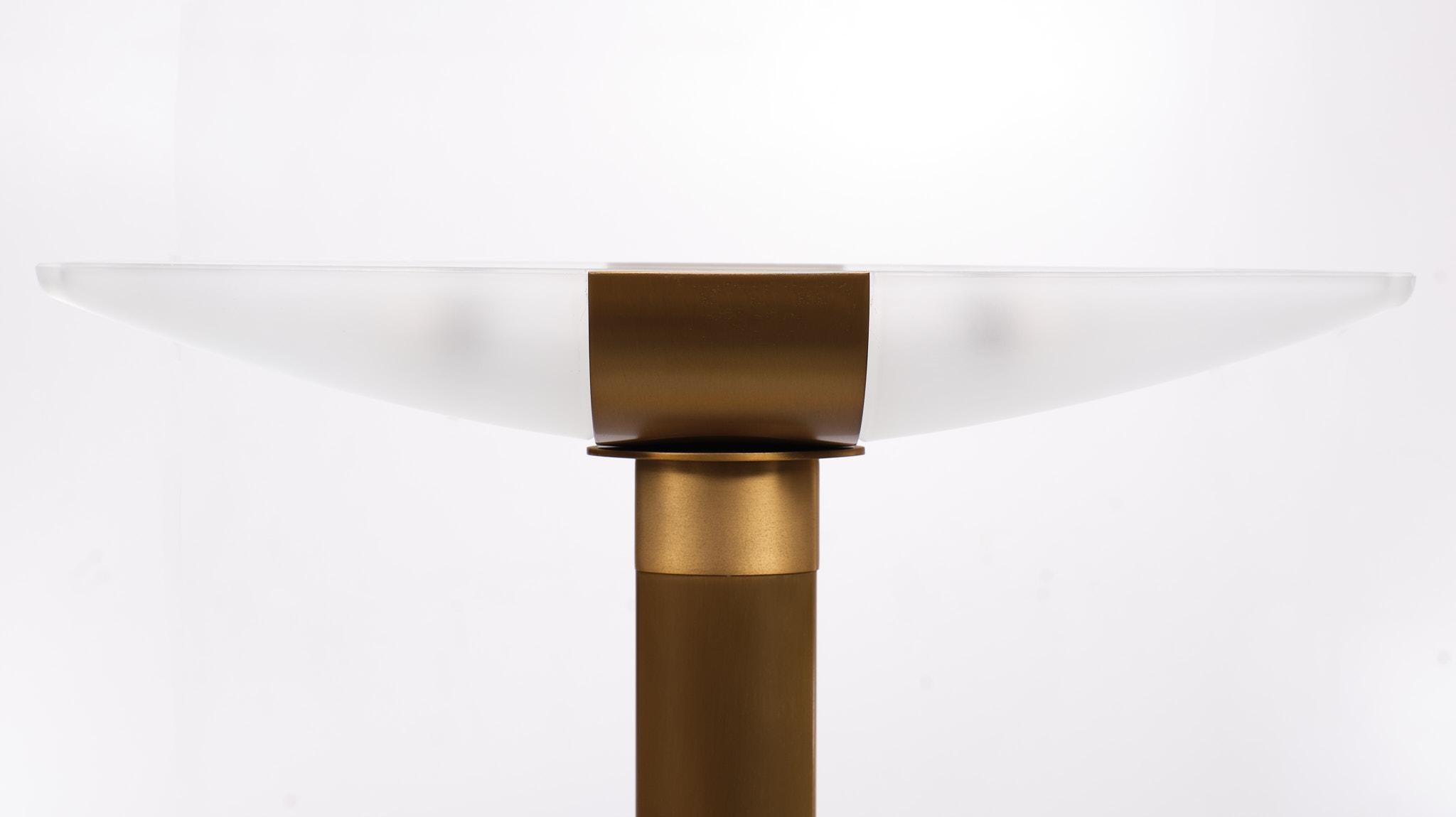 Schöne Holtkoetter Stehleuchte der Spitzenklasse. Messing in der Farbe Bronze. 300 Watt Halogen.
kommt mit einem eingebauten Dimmer ''siehe Foto''. Schiffchenförmiger Schirm aus Murano-Glas. 
Großartig aussehendes Qualitätsprodukt.
 