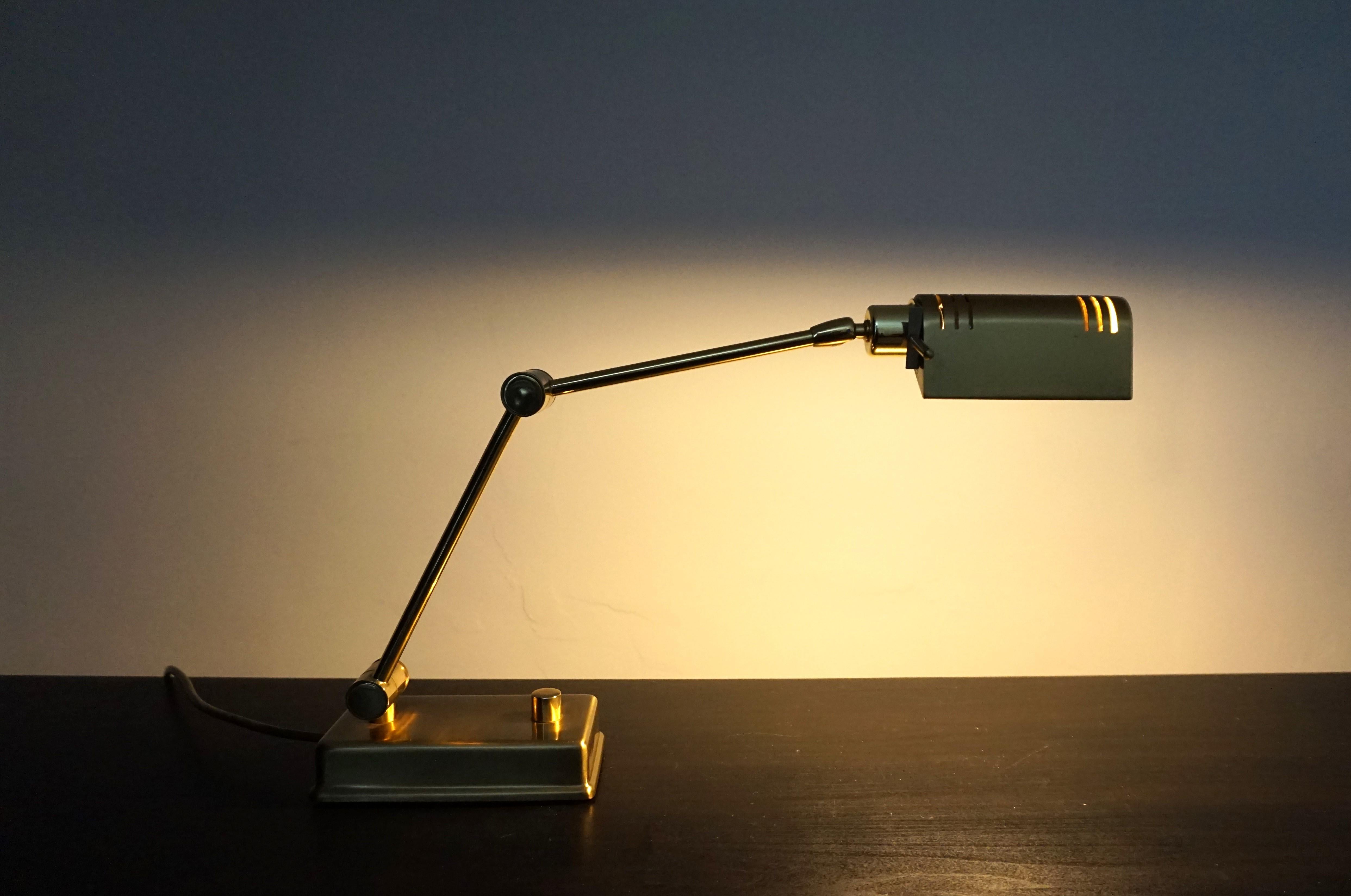 Die massive Tischlampe aus Messing in einem schönen Goldton ist in erstklassigem Zustand. Die Leuchte kann durch einen beweglichen Arm und den beweglichen Leuchtenkopf vielfältig eingestellt werden und ermöglicht so einen sehr variablen Einsatz. Die