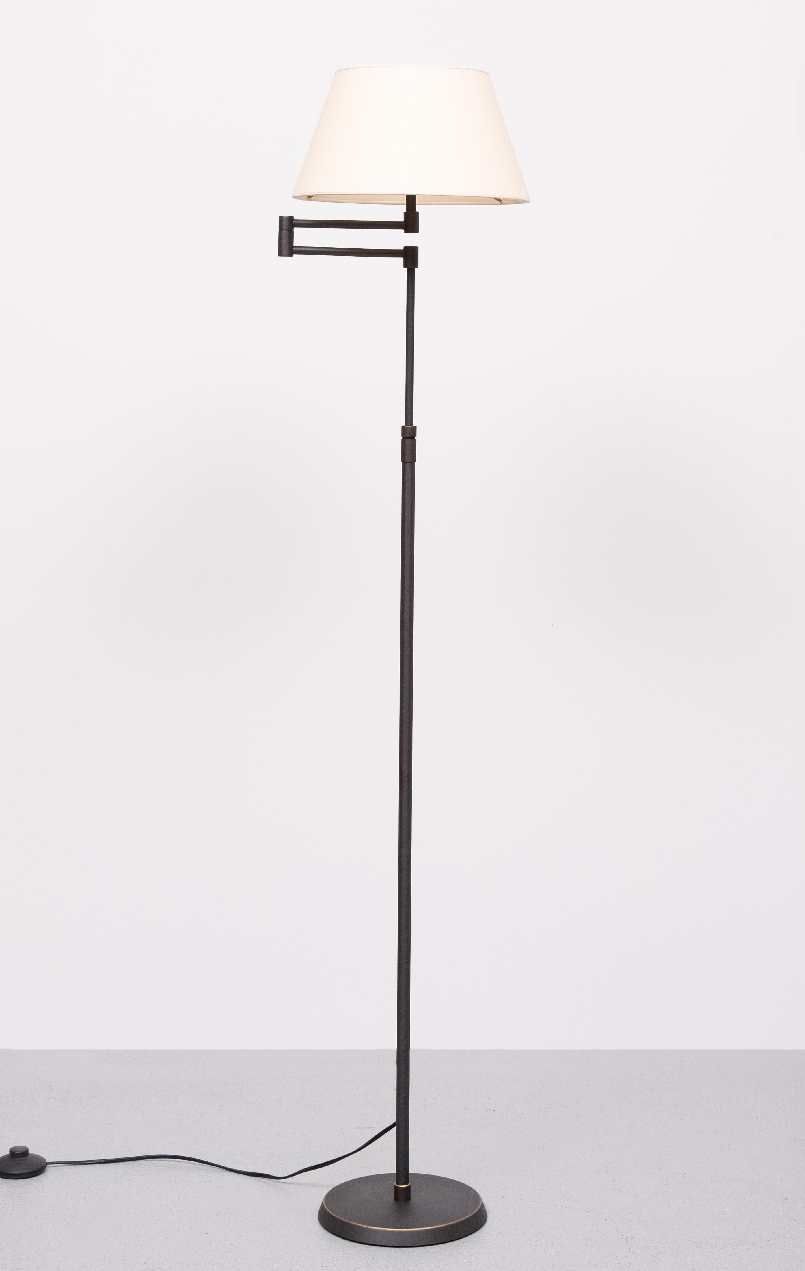Très beau lampadaire moderne. Laiton avec finition de couleur grise. 
Réglable en hauteur . Fabriqué par Holtkoetter Allemagne .2000.  
Ampoule E27 nécessaire . interrupteur à pied . bon état . 