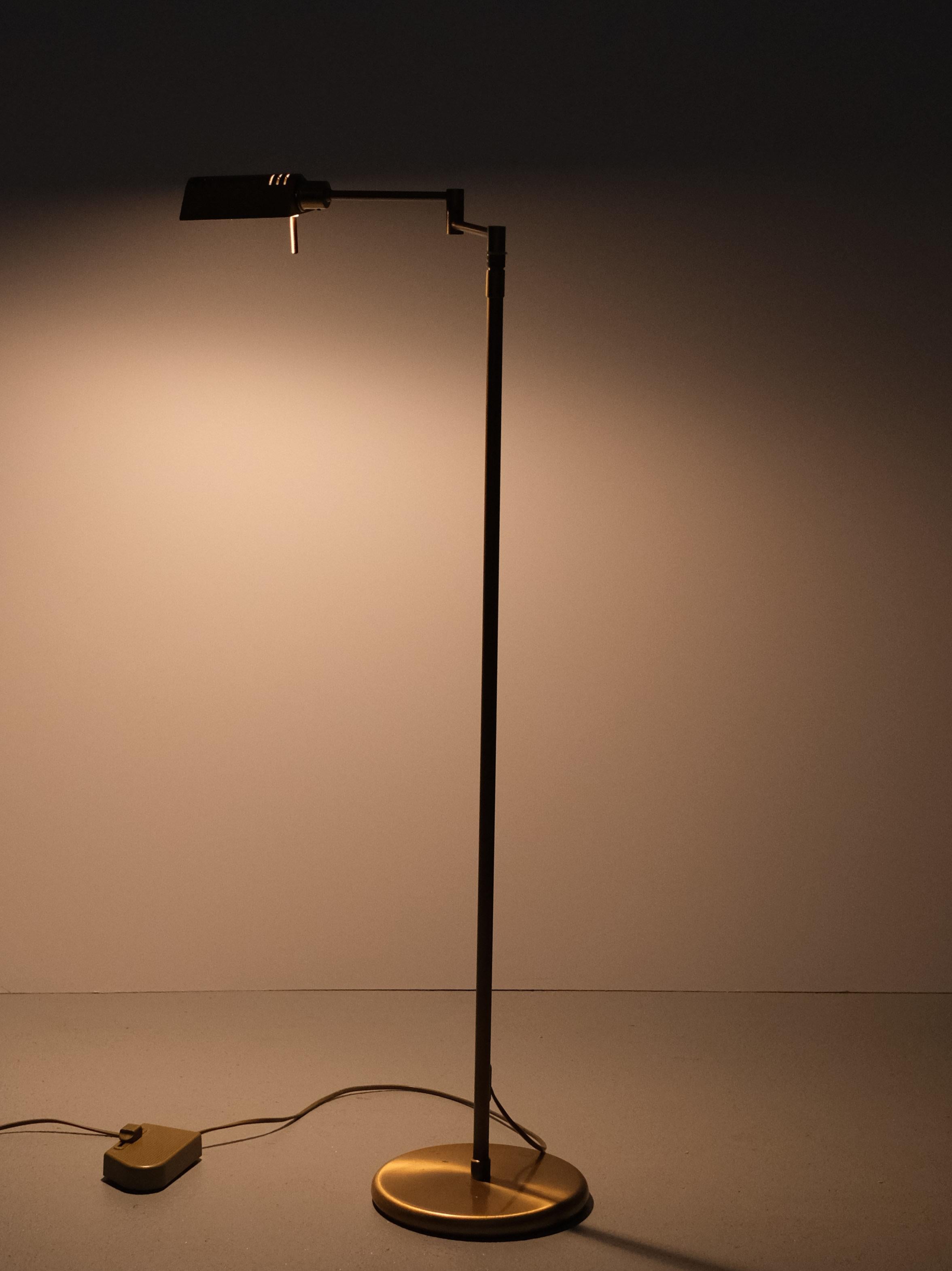 Bras oscillant Holtkotter  Lampadaire halogène en laiton des années 1980 Bon état - En vente à Den Haag, NL