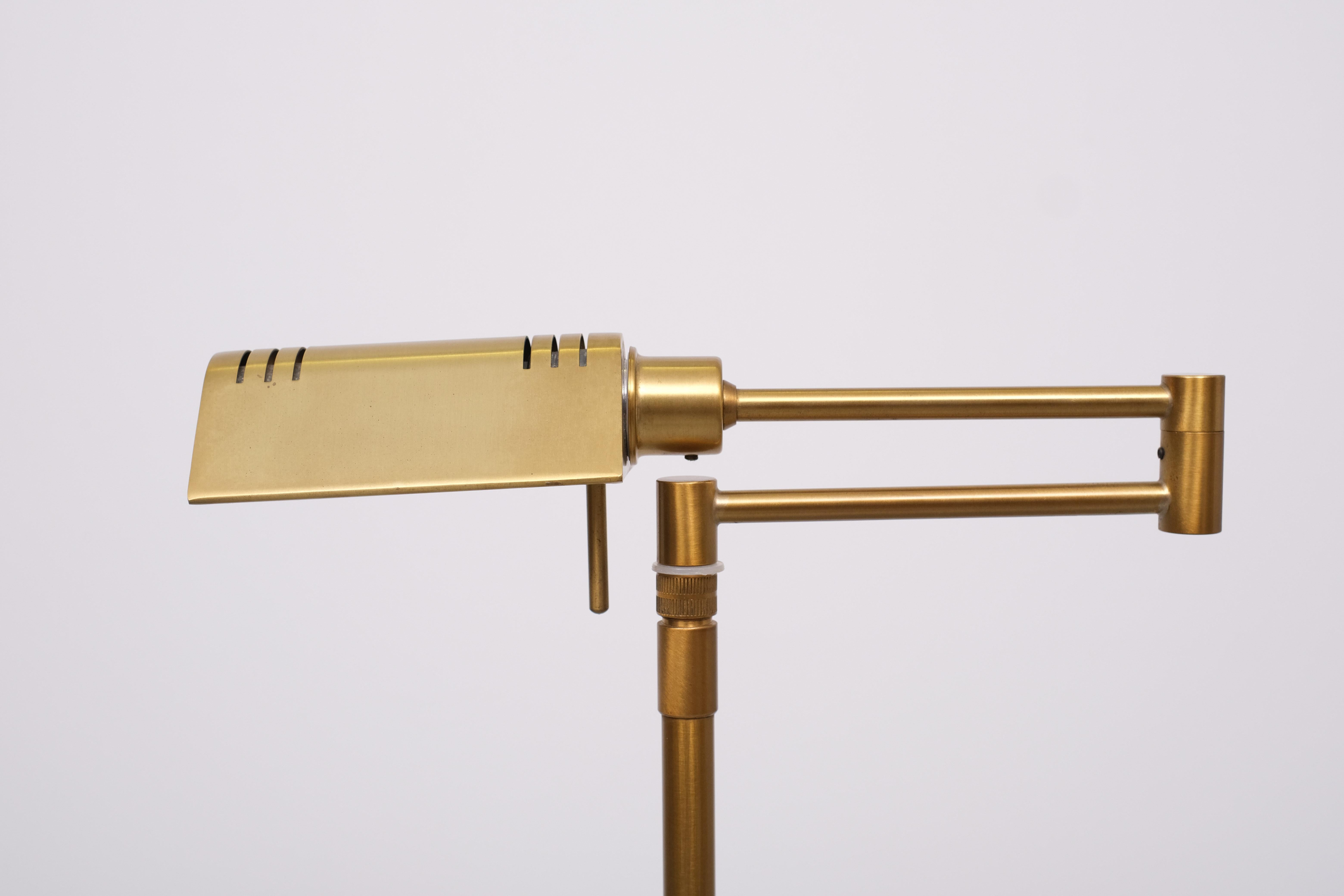 Fin du 20e siècle Bras oscillant Holtkotter  Lampadaire halogène en laiton des années 1980 en vente
