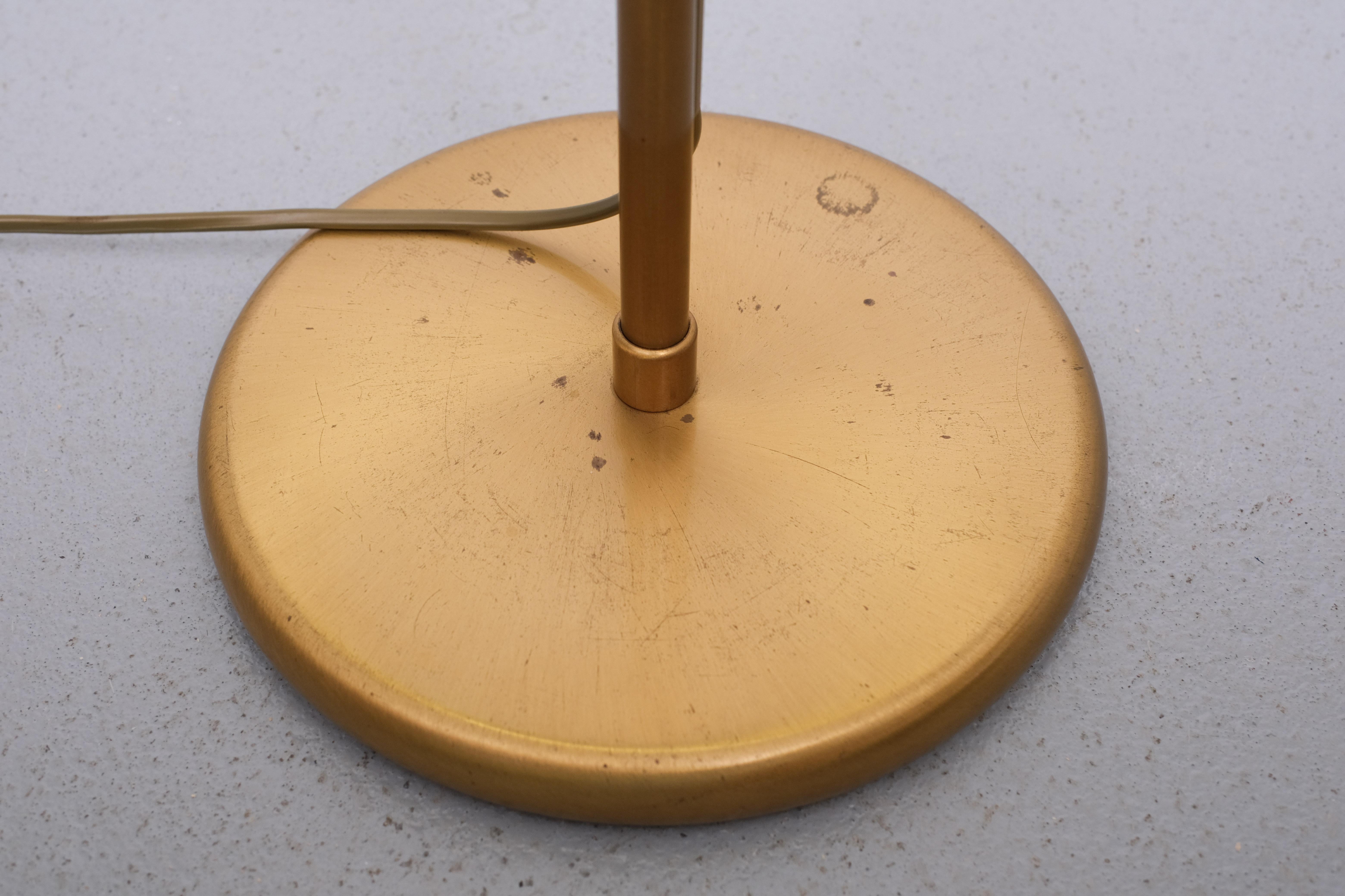 Laiton Bras oscillant Holtkotter  Lampadaire halogène en laiton des années 1980 en vente