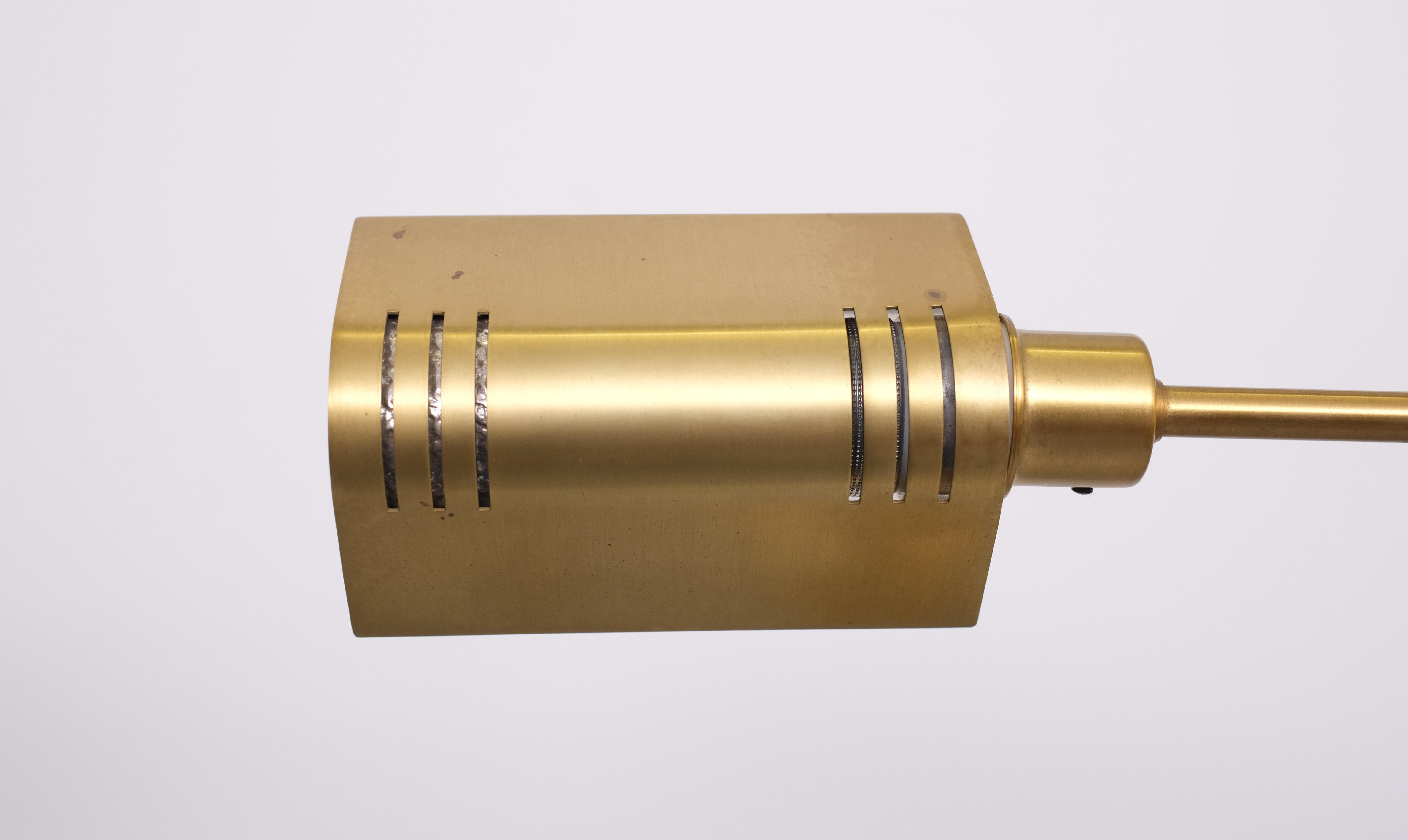 Bras oscillant Holtkotter  Lampadaire halogène en laiton des années 1980 en vente 1