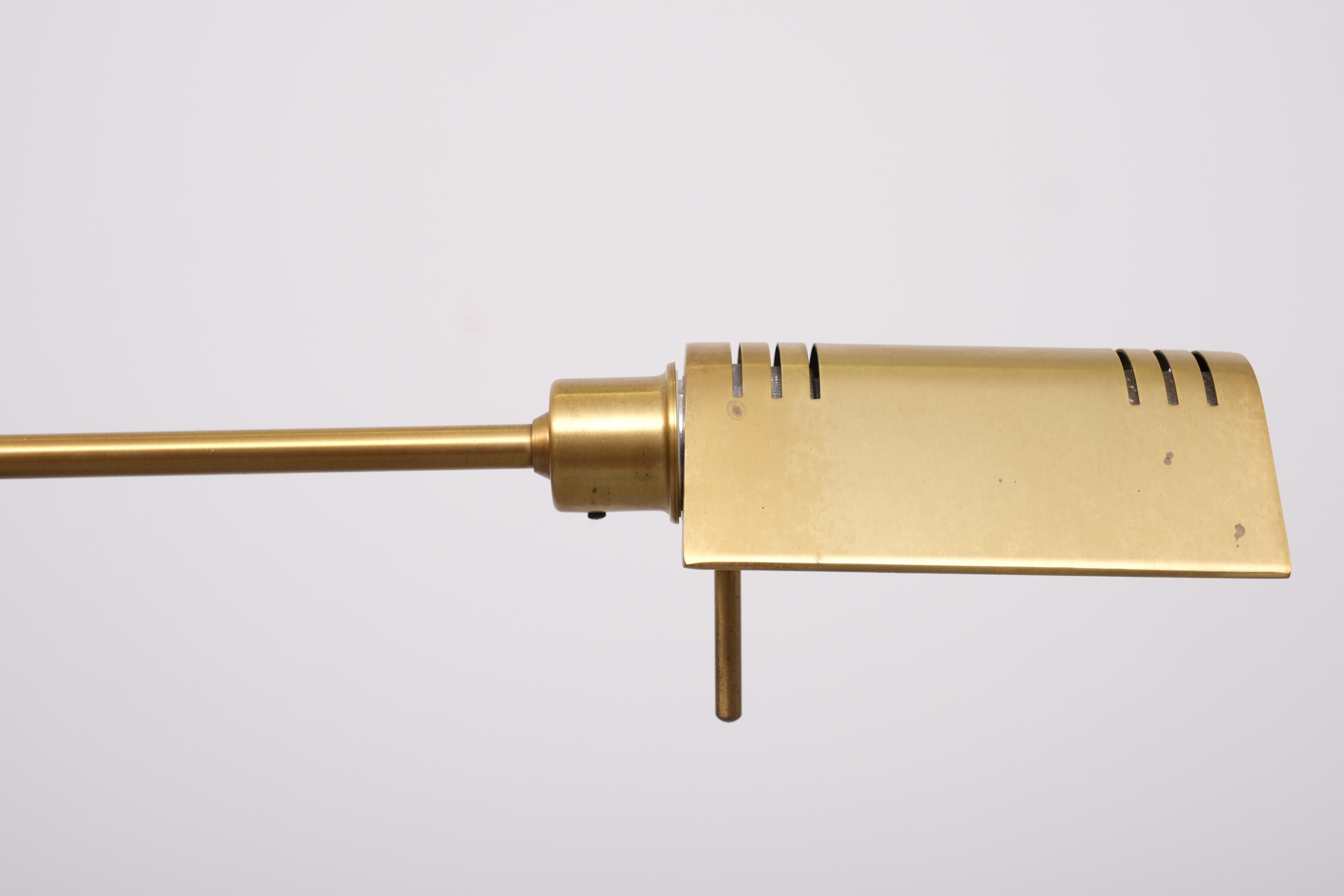 Bras oscillant Holtkotter  Lampadaire halogène en laiton des années 1980 en vente 2