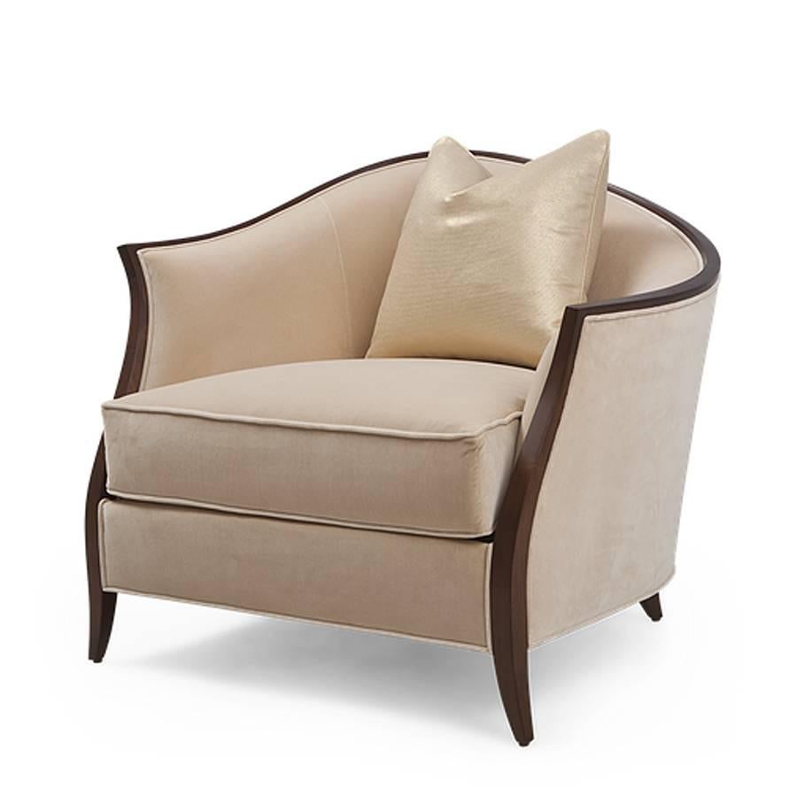 Armchair Holton left with structure in solid veneered
mahogany wood and covered with high quality satinated
beige velvet fabric.
Also available in armchair Holton right.
Also available with other fabrics on request.