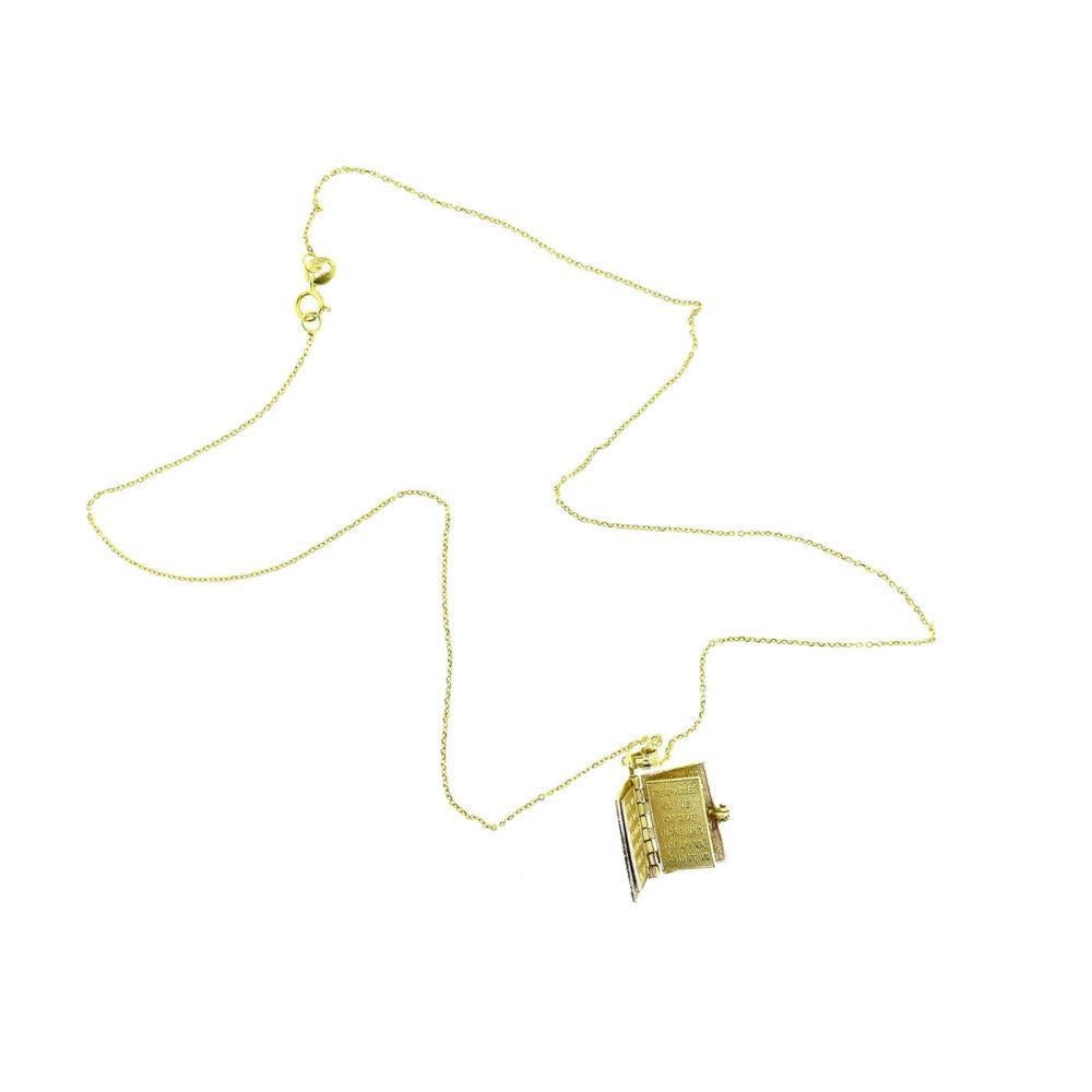 Collana con ciondolo a forma di ciondolo in oro giallo con la Bibbia e le preghiere del Signore in vendita 1