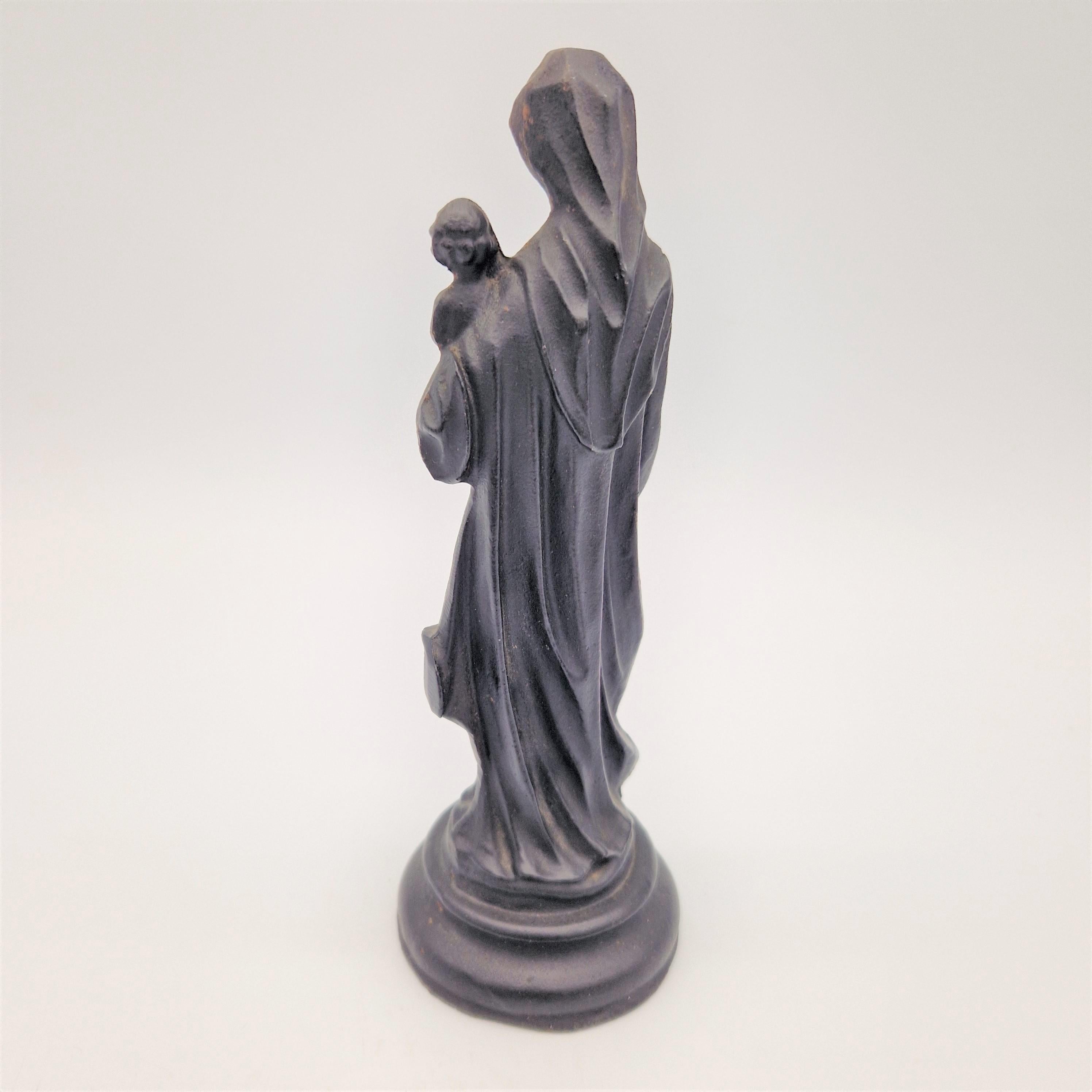 Holy Figur der Heiligen Maria mit Kind aus Gusseisen gefertigt. 1900 1920 (Deutsch) im Angebot
