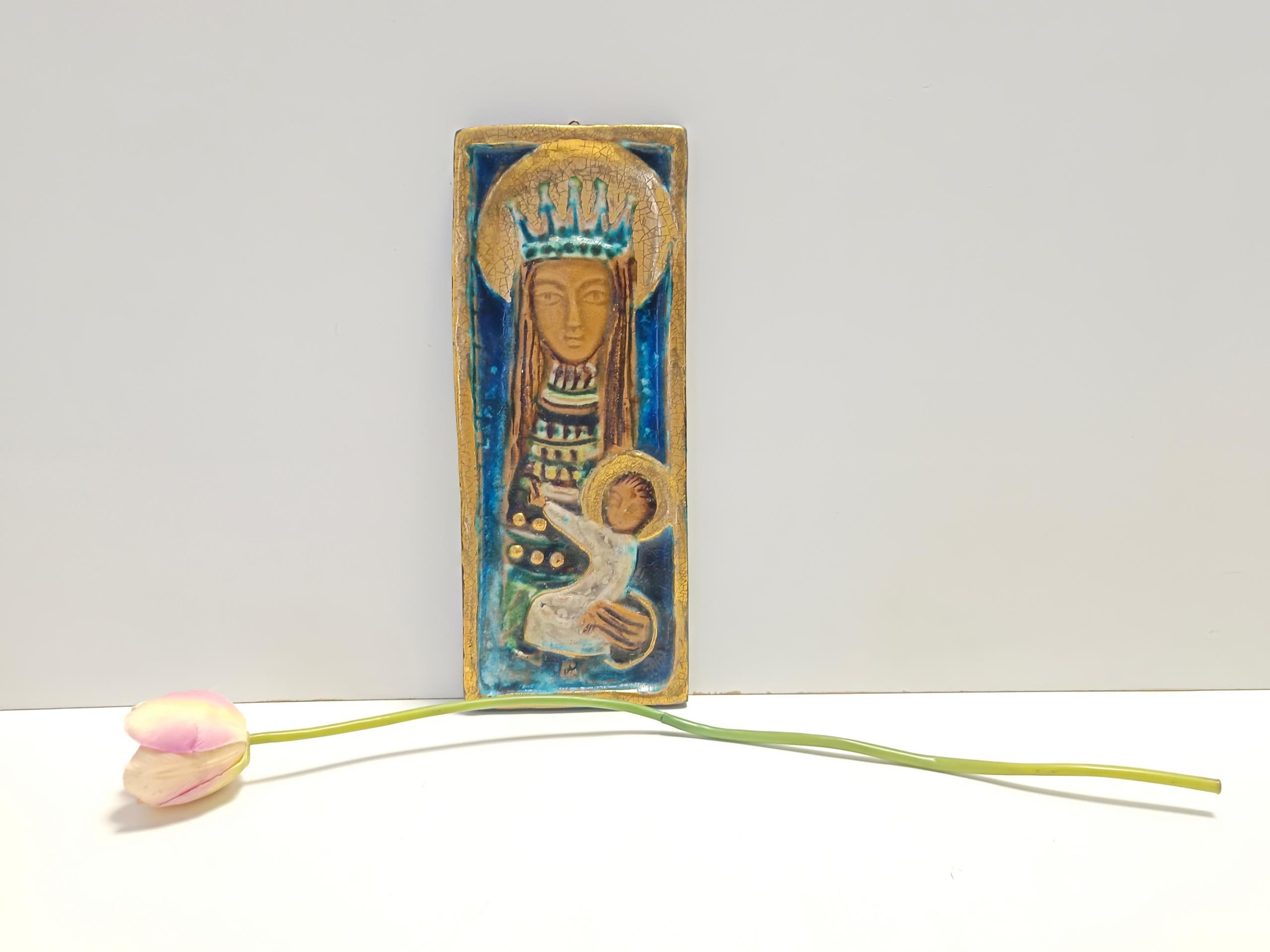 Made in Italy, anni '50. 
Questa bellissima piastrella di ceramica è modellata e dipinta a mano.
Non è firmato ma ha un'etichetta della galleria d'origine, che si trovava nel centro di Milano in una delle zone più prestigiose della città: questo ci