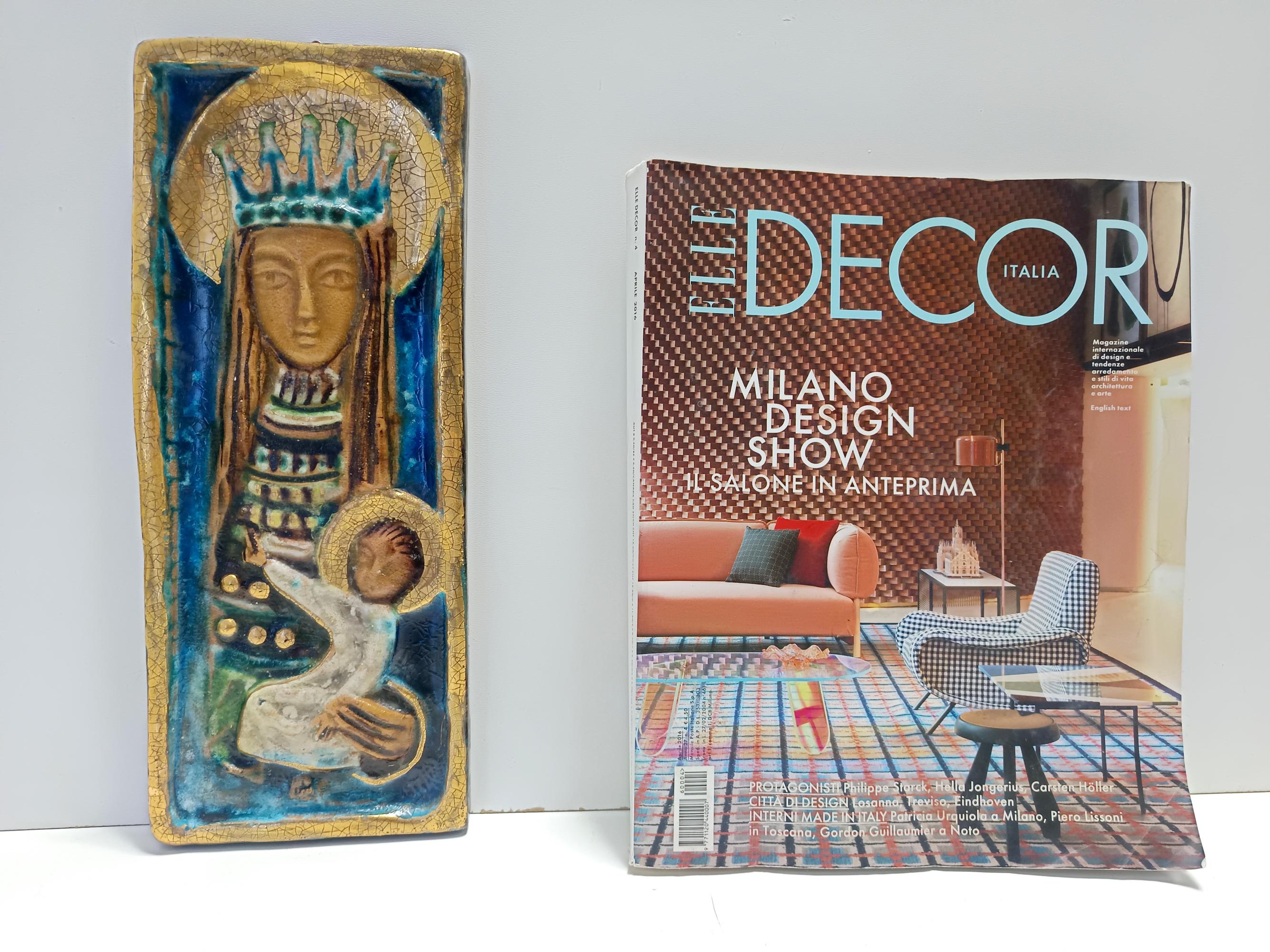 Postmoderno Pannello in ceramica dipinto a mano con Maria e Gesù, Italia in vendita