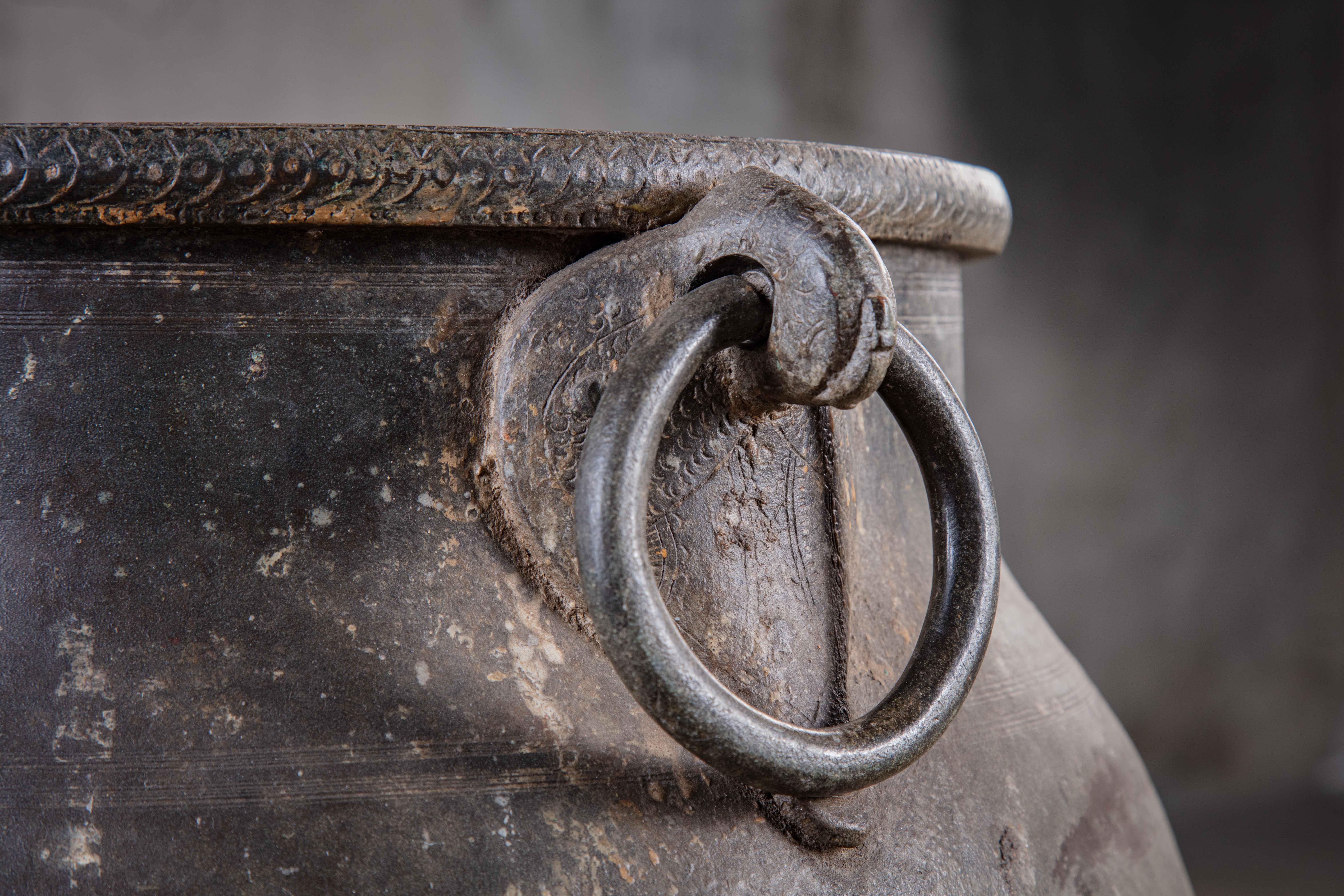 Récipient en bronze pour l'eau bénite 2