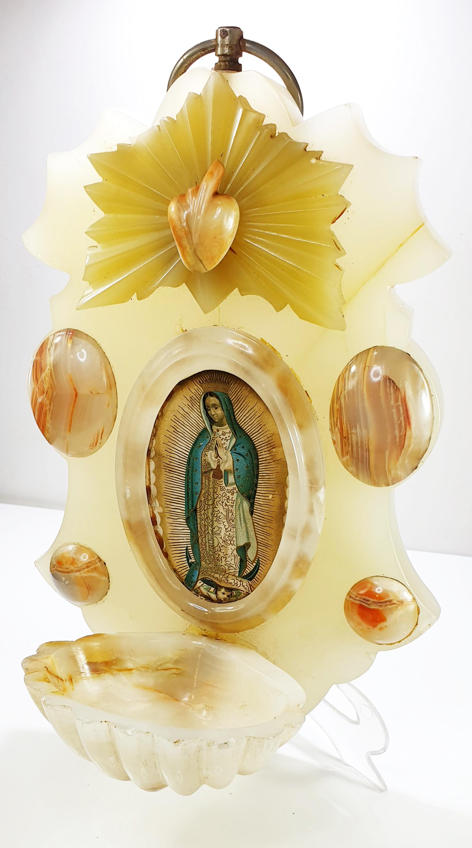 Bénitier des années 1920 avec la Dame de Guadalupe et un ange  en albâtre vert clair et en agate avec une magnifique  La qualité translucide et les nombreuses couleurs qui peuvent être obtenues à partir de cette pierre spéciale, l'albâtre, se