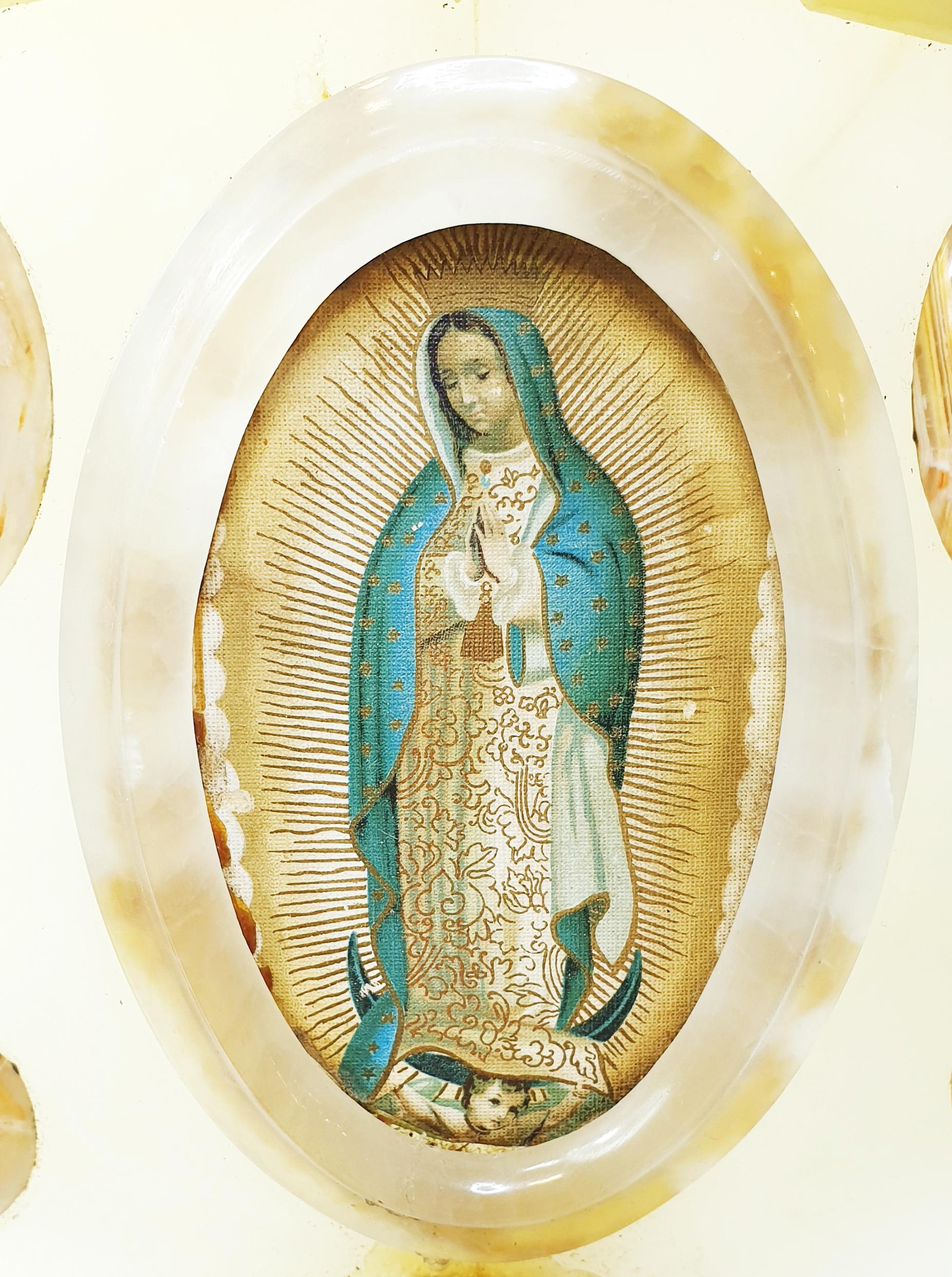 Holy Water Font mit Lady of Guadalupe und Engel aus grünem Alabaster und Achat für Damen oder Herren im Angebot