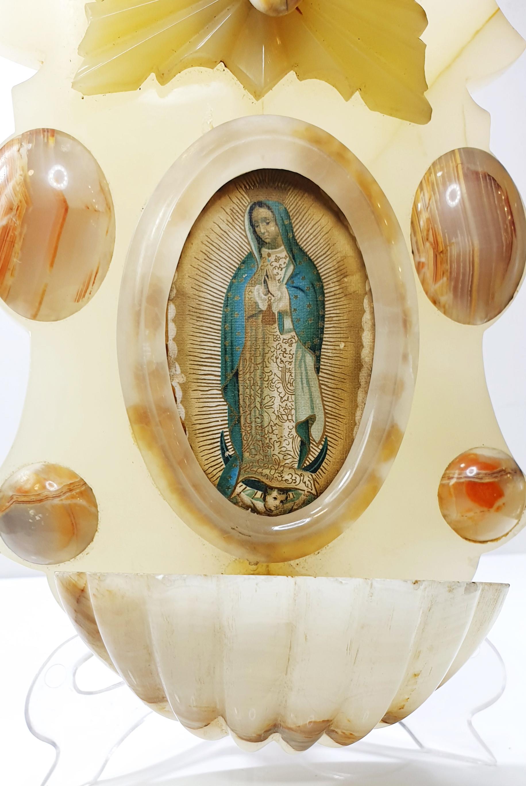 Holy Water Font with Lady of Guadalupe and Angel in Green Alabaster and Agate In Excellent Condition For Sale In Bilbao, ES