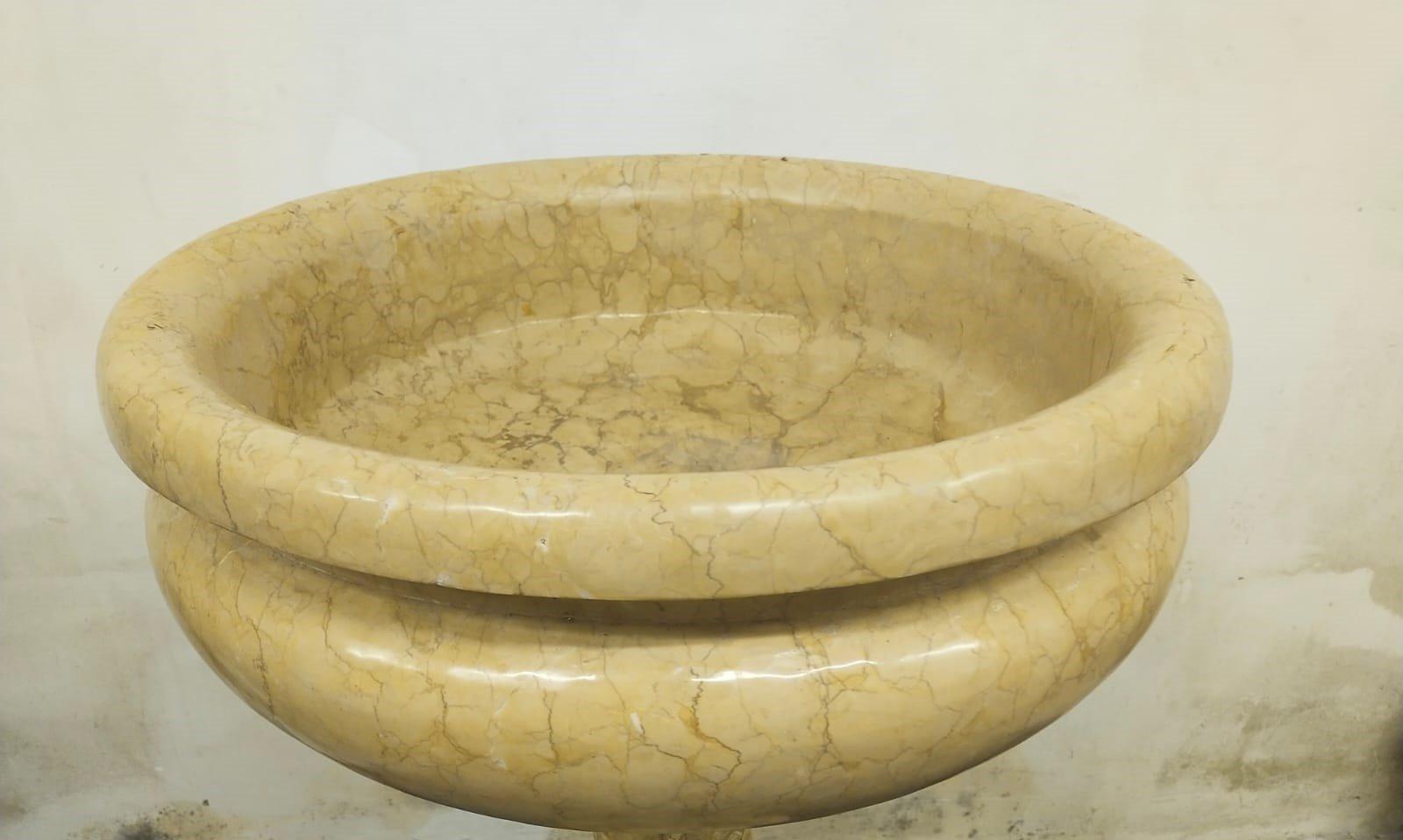 Holy water stoup in antique yellow marble In Good Condition For Sale In Rome, IT