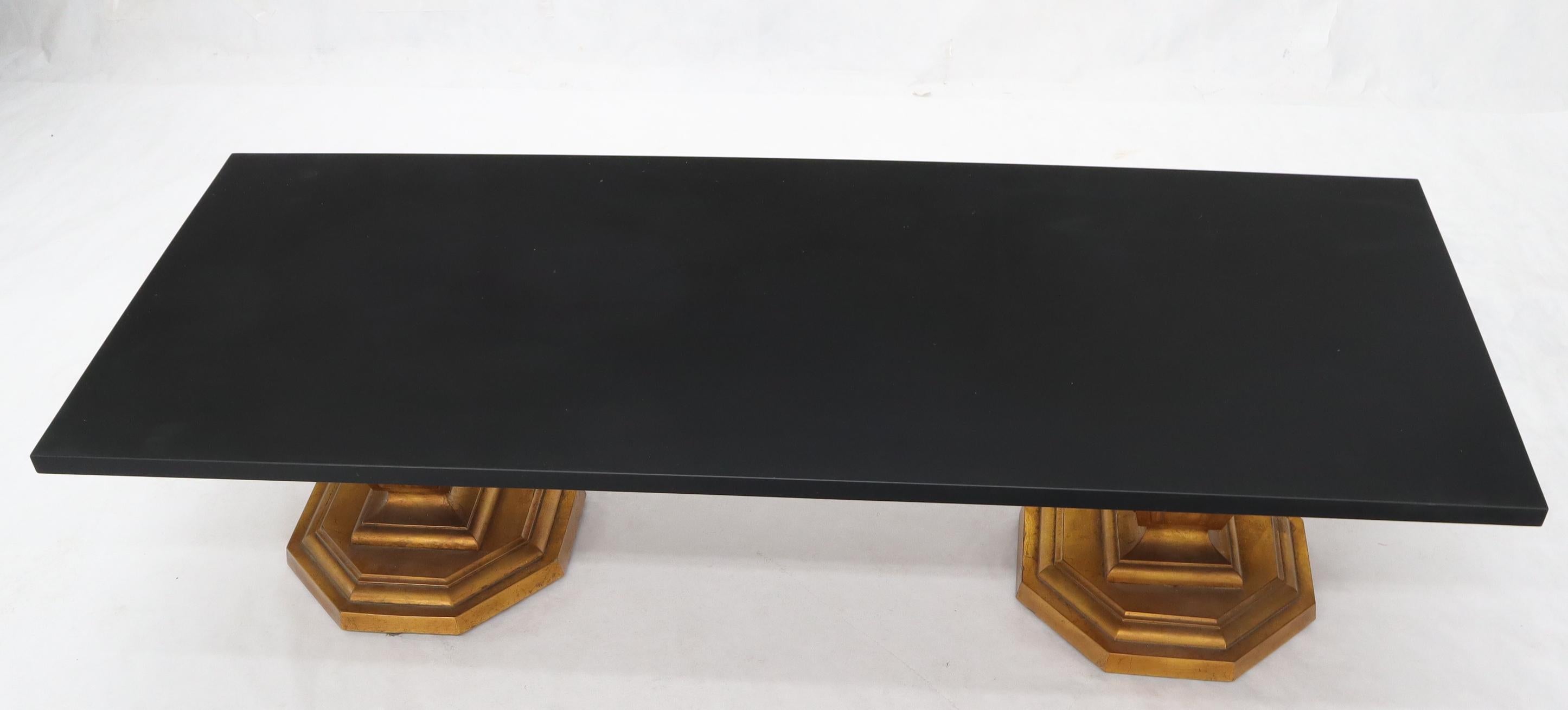 Table basse de style Régence hollywoodienne à base dorée et plateau en ardoise.