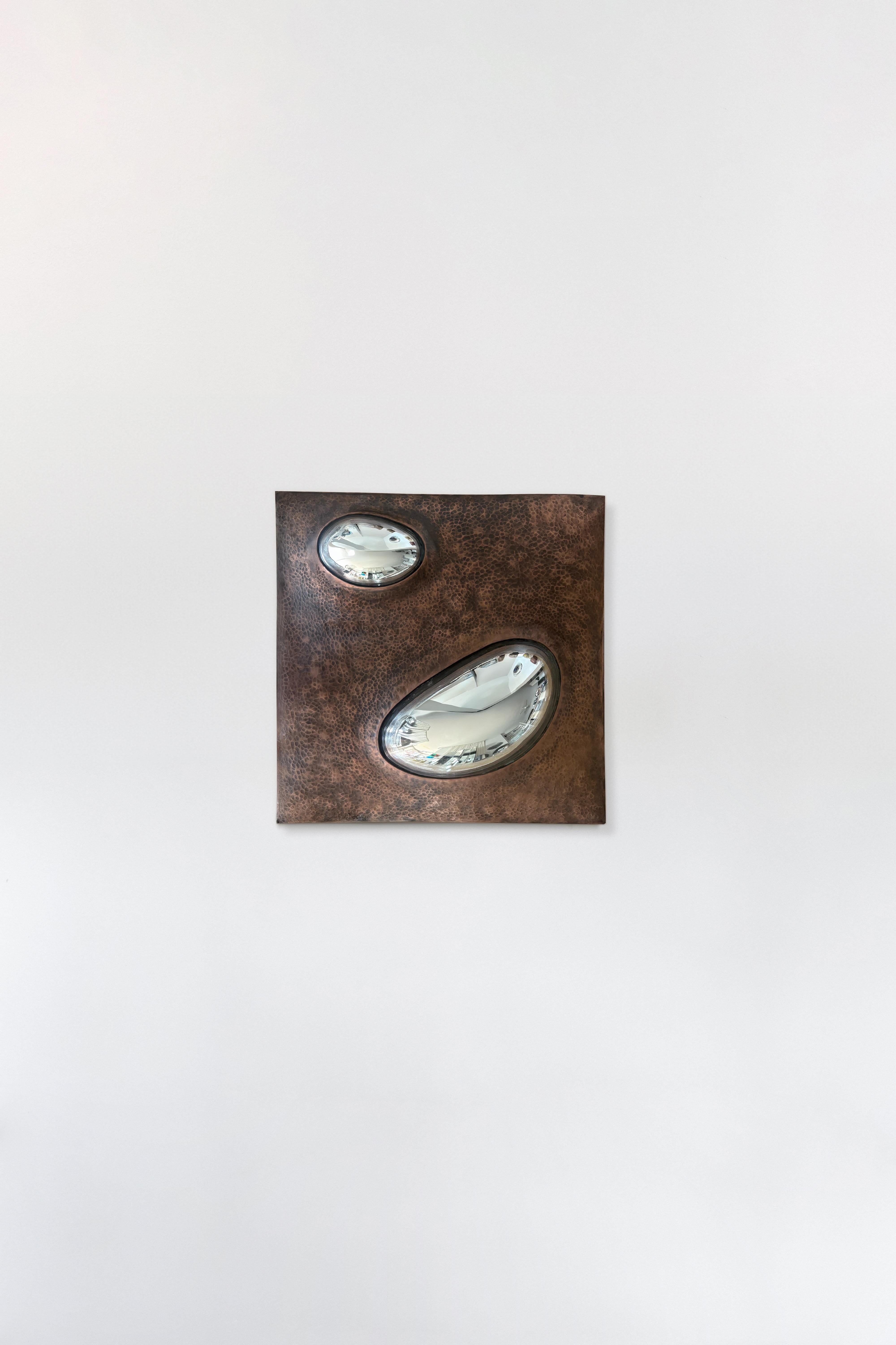 Vetro soffiato. Silver Mirror. Telaio in rame.
49 x 49 cm  Spessore: 5 cm  Colore: Rame

DROP OF SILVER ON COPPER è stata creata per illustrare l'armoniosa collaborazione che emerge dalla pura potenza del fuoco e dalla dettagliata maestria degli