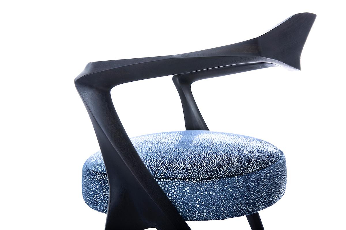 HOMAGE-Stuhl – organisch, skulptural, handgeschnitzt, ebonisiert, zeitgenössisch Esszimmerstuhl (Ebonisiert) im Angebot