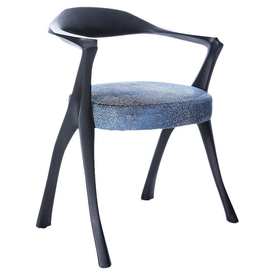 Der Stuhl Homage, der als Ergänzung zum Tisch Howard entworfen wurde, ist eine Meisterleistung der Bildhauerkunst. Jedes seiner Elemente ist von schlichter Eleganz, die im Geiste des Minimalismus die klassische Architektur der Stühle des 18. Es