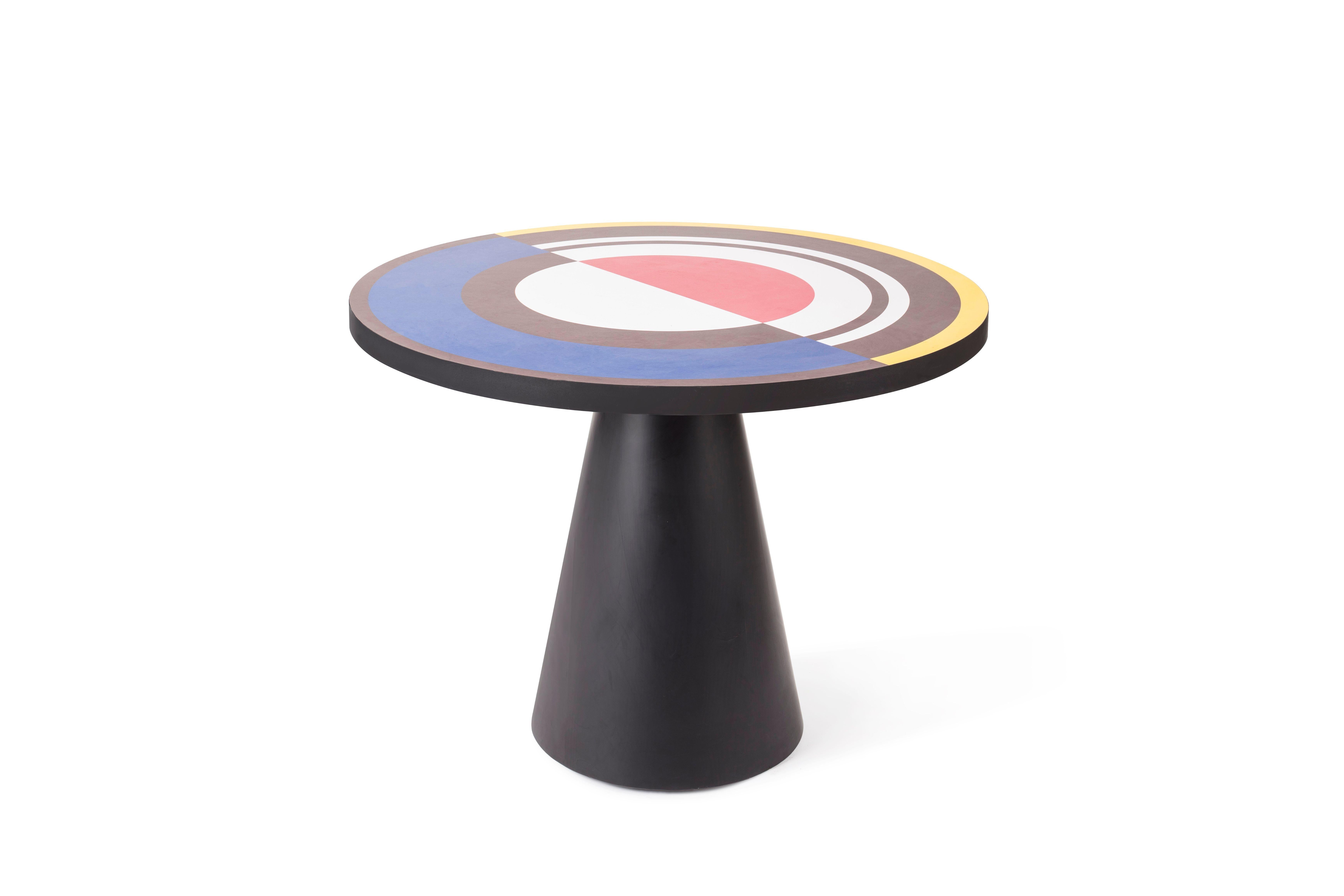 Homage to Delaunay dining table by Thomas Dariel
Diameter 80 or diameter 100 or diameter 115 x height 74 cm
Structure in MDF • Base painted in matte colour finish
Printed laminate top
Sonia et Cætera pays homage to the famous French painter