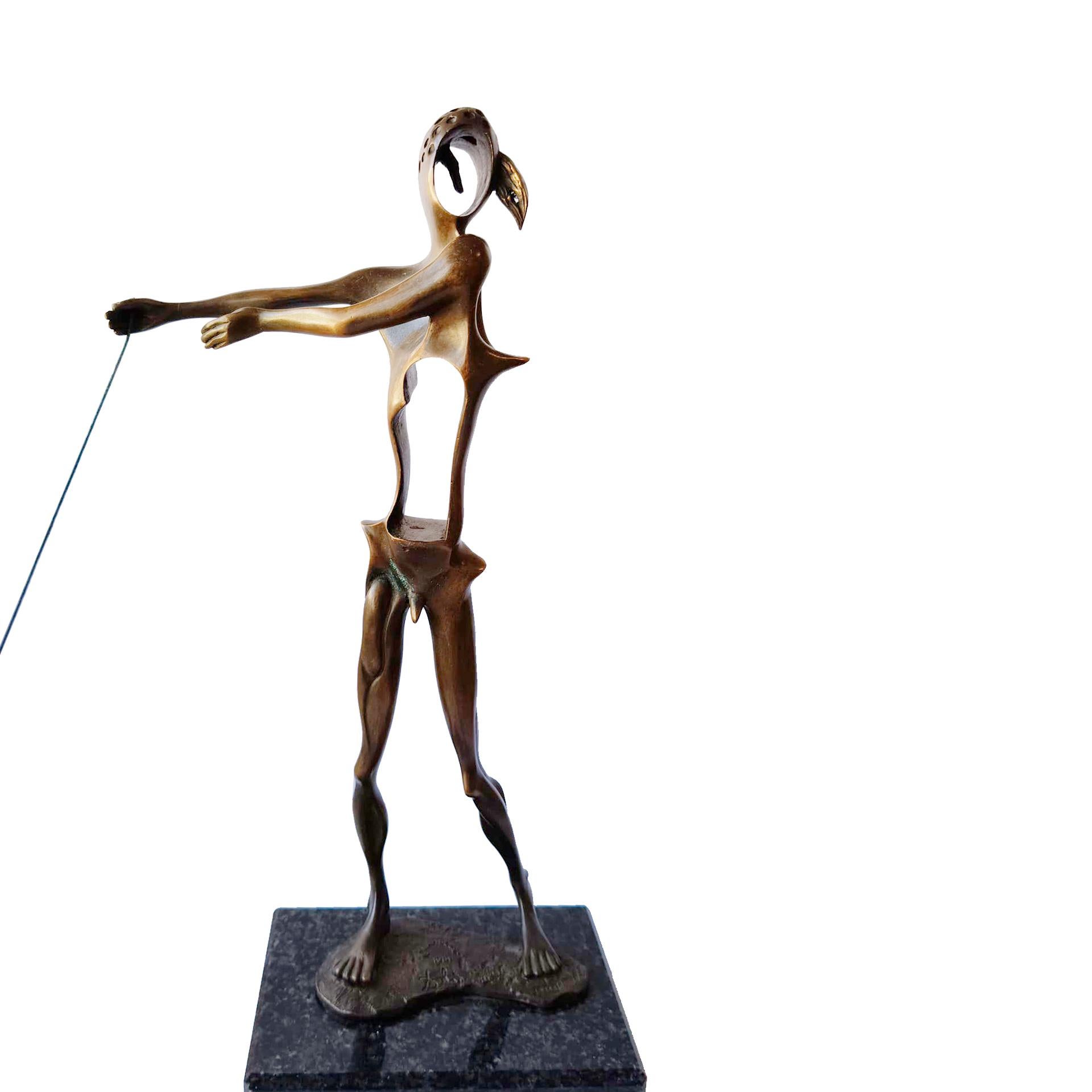 Diese Skulptur, Hommage an Newton, wurde von der Gießerei Perseo in Mendrisio, Schweiz, im Wachsausschmelzverfahren nach einer Form gegossen, die von Salvador Dalís Originalwerk stammt, das 1980 geschaffen und im selben Jahr erstmals gegossen wurde.