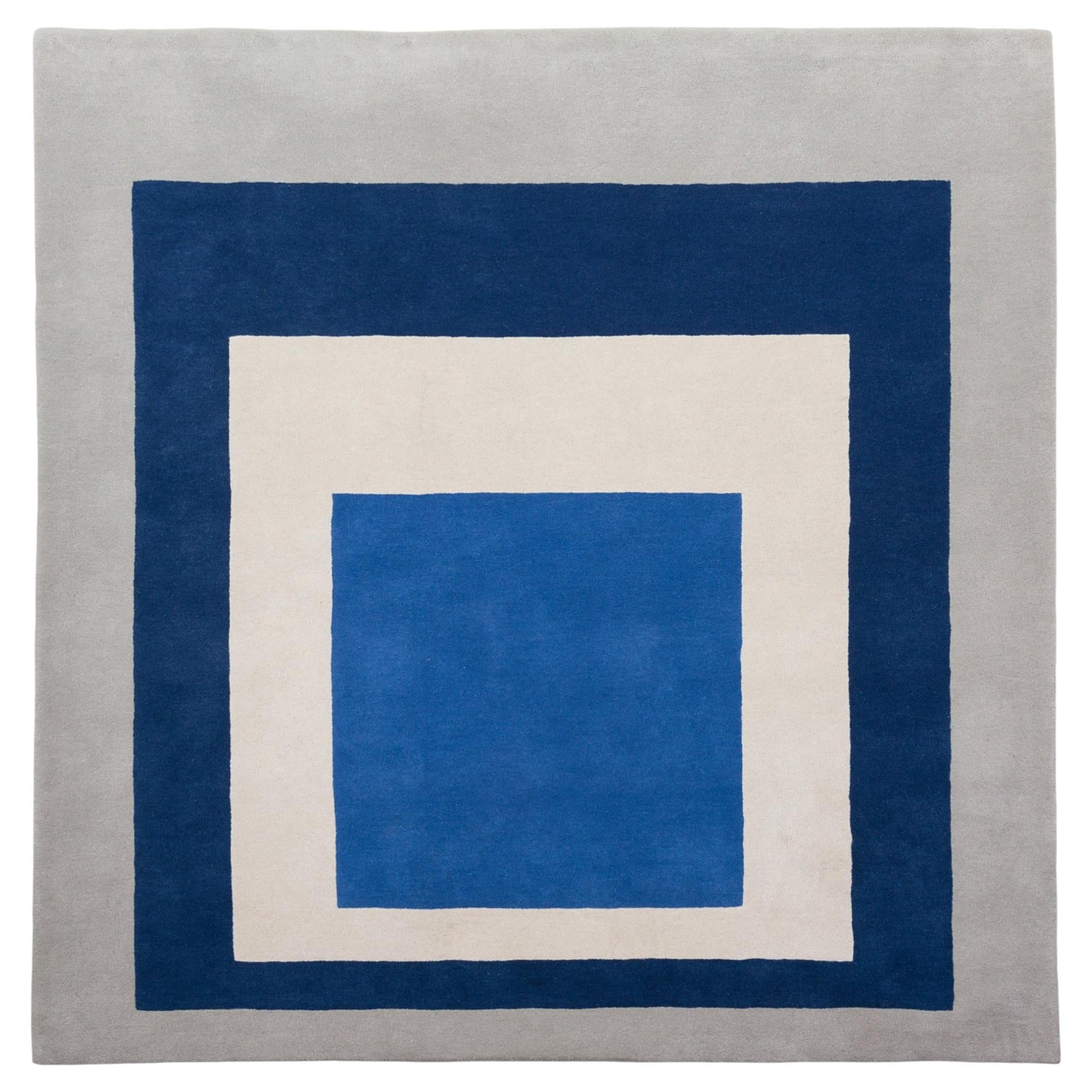Homenaje al Cuadrado: Alfombra de edición limitada azul, blanca y gris de Josef Albers