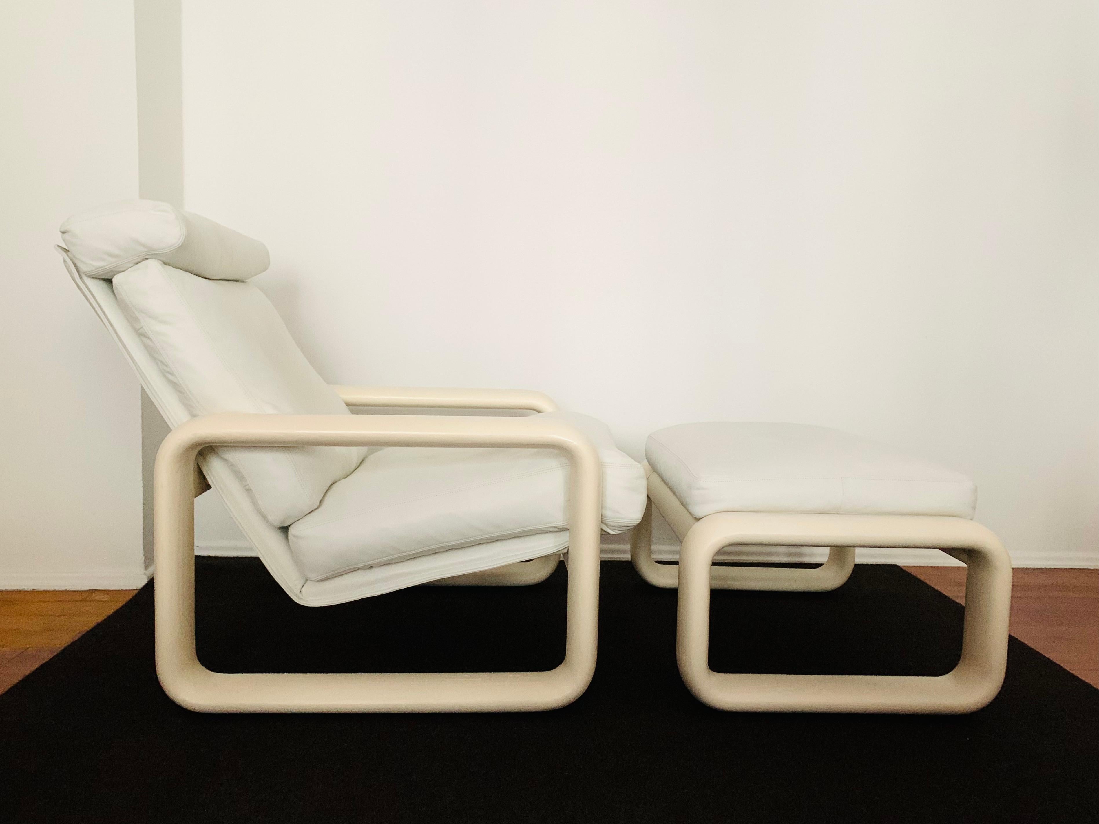 Wonderful and very comfortable leather armchair and ottoman from the 1970s.
Very nice design and high-quality workmanship.
The down-filled pillows are very comfortable.
An enrichment for every home.
Extremely cozy!
Adjustable seat