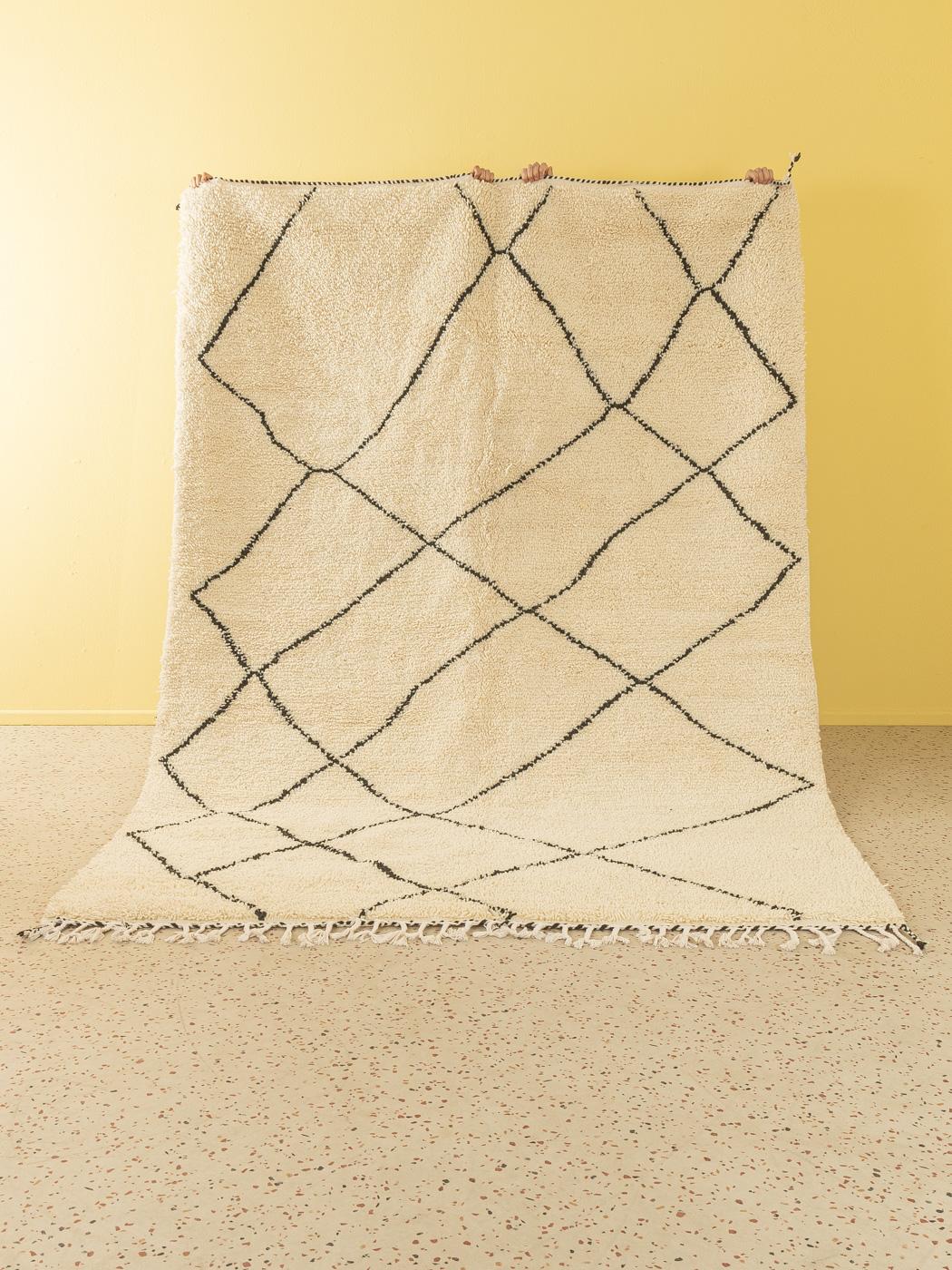 Home ist ein moderner Teppich aus 100% Wolle - dick und weich, angenehm zu tragen. Unsere Berberteppiche werden von Amazigh-Frauen im Atlasgebirge handgewebt und handgeknüpft. Diese Gemeinschaften stellen schon seit Tausenden von Jahren Teppiche