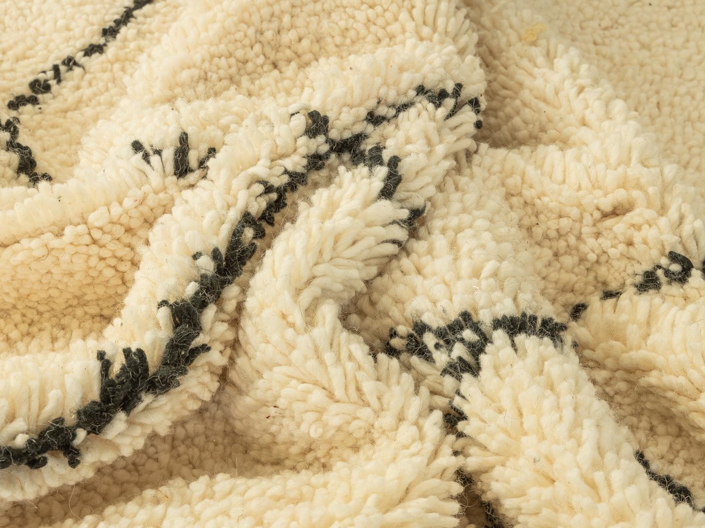 Traditioneller zeitgenössischer Beni Ourain-Berberteppich aus Wolle mit asymmetrischem Muster (Handgewebt) im Angebot
