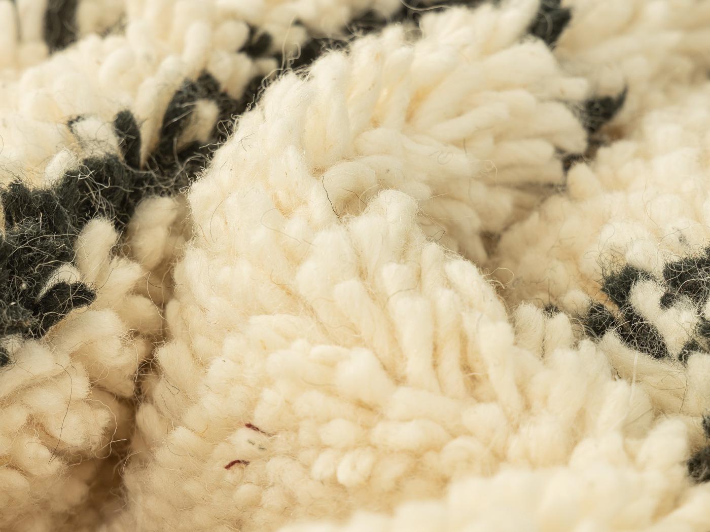 Traditioneller zeitgenössischer Beni Ourain-Berberteppich aus Wolle mit asymmetrischem Muster im Zustand „Neu“ im Angebot in Neuss, NW