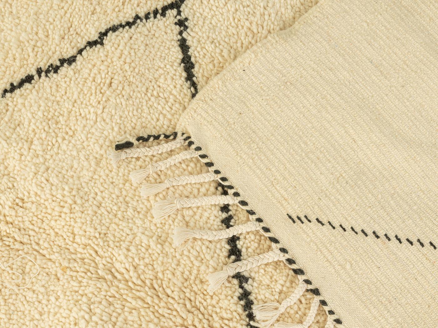 Traditioneller zeitgenössischer Beni Ourain-Berberteppich aus Wolle mit asymmetrischem Muster (21. Jahrhundert und zeitgenössisch) im Angebot