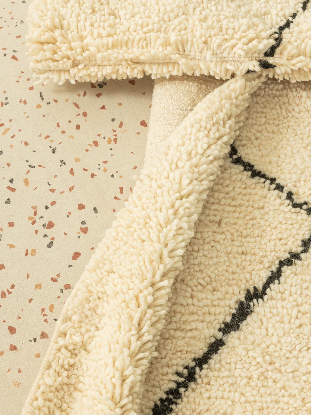 Traditioneller zeitgenössischer Beni Ourain-Berberteppich aus Wolle mit asymmetrischem Muster im Angebot 1