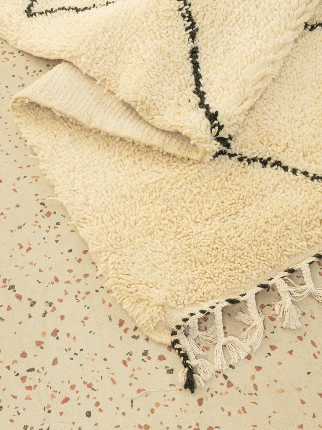 Traditioneller zeitgenössischer Beni Ourain-Berberteppich aus Wolle mit asymmetrischem Muster im Angebot 2